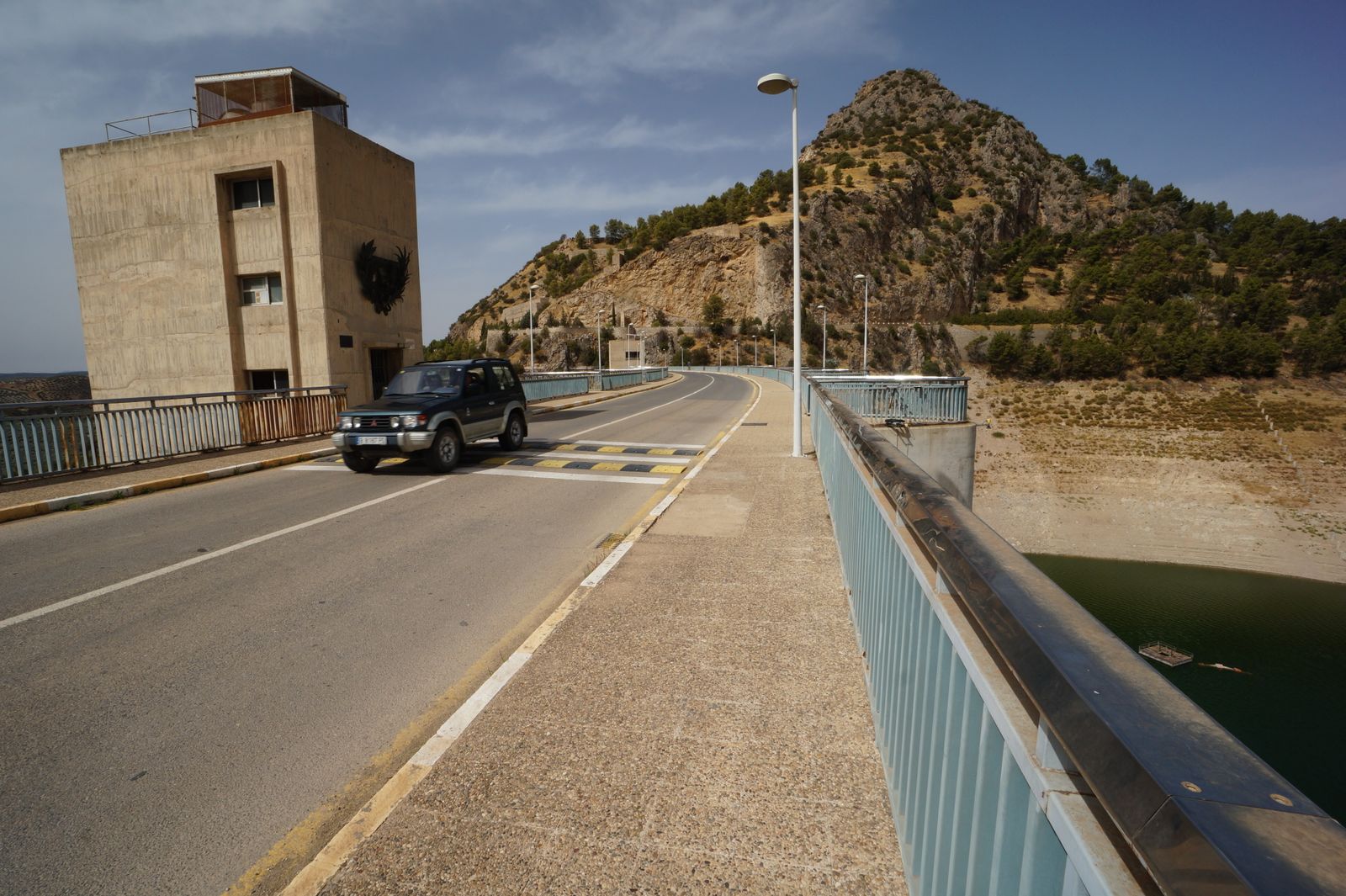 Carretera sobre la presa de Iznájar.