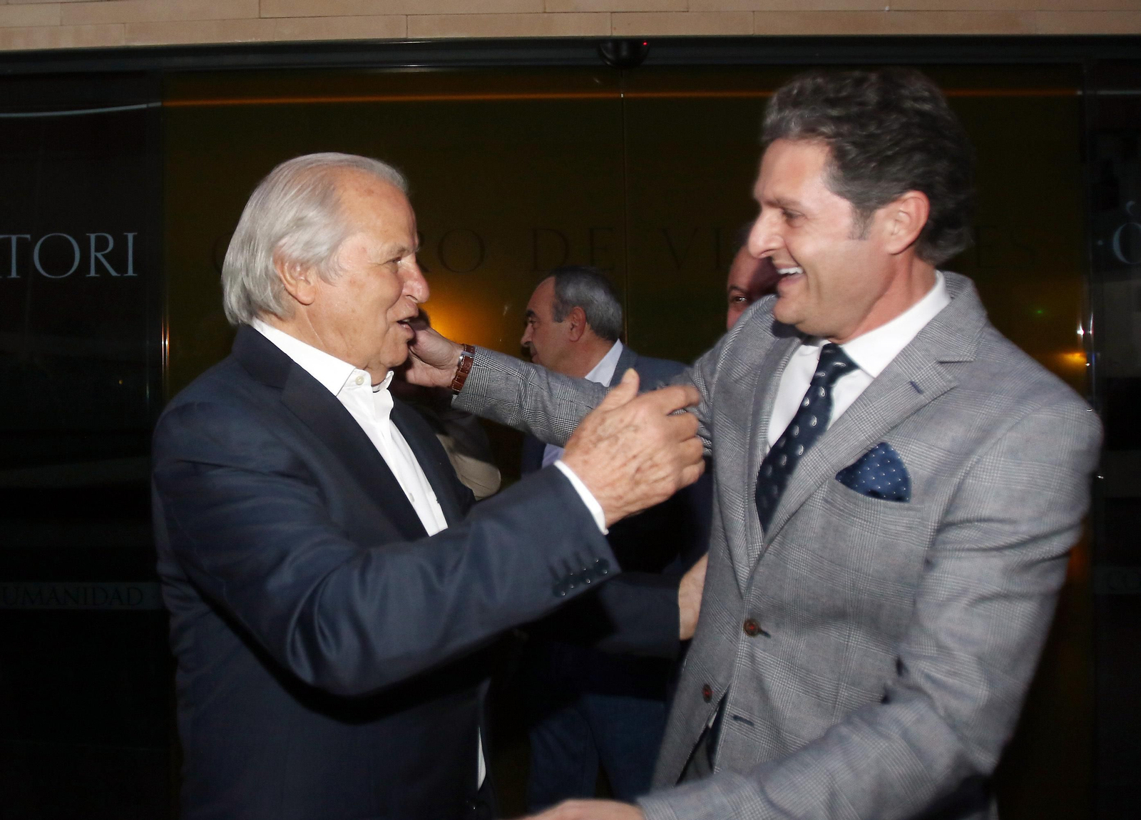 El Cordobés saluda a Chiquilín en la presentación de los actos del Centenario de Manolote.