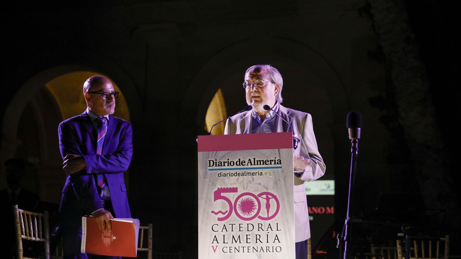 Antonio Sevillano, 'padre' del suplemento especial sobre el V Centenario de la Catedral, con Antonio Lao. Antonio Sevillano, 'padre' del suplemento especial sobre el V Centenario de la Catedral, con Antonio Lao.