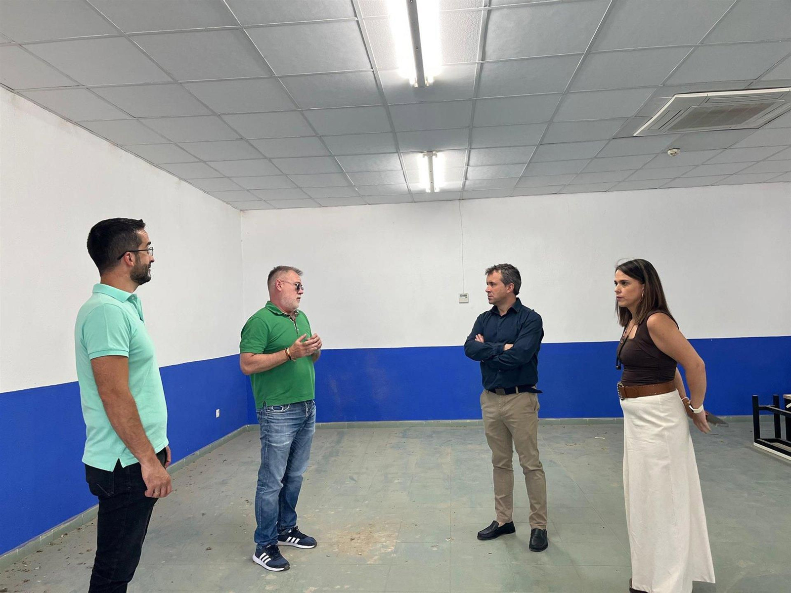 La concejala Ángeles Díaz, junto al alcalde, Julio Millán, en la visita el centro municipal de acogida.