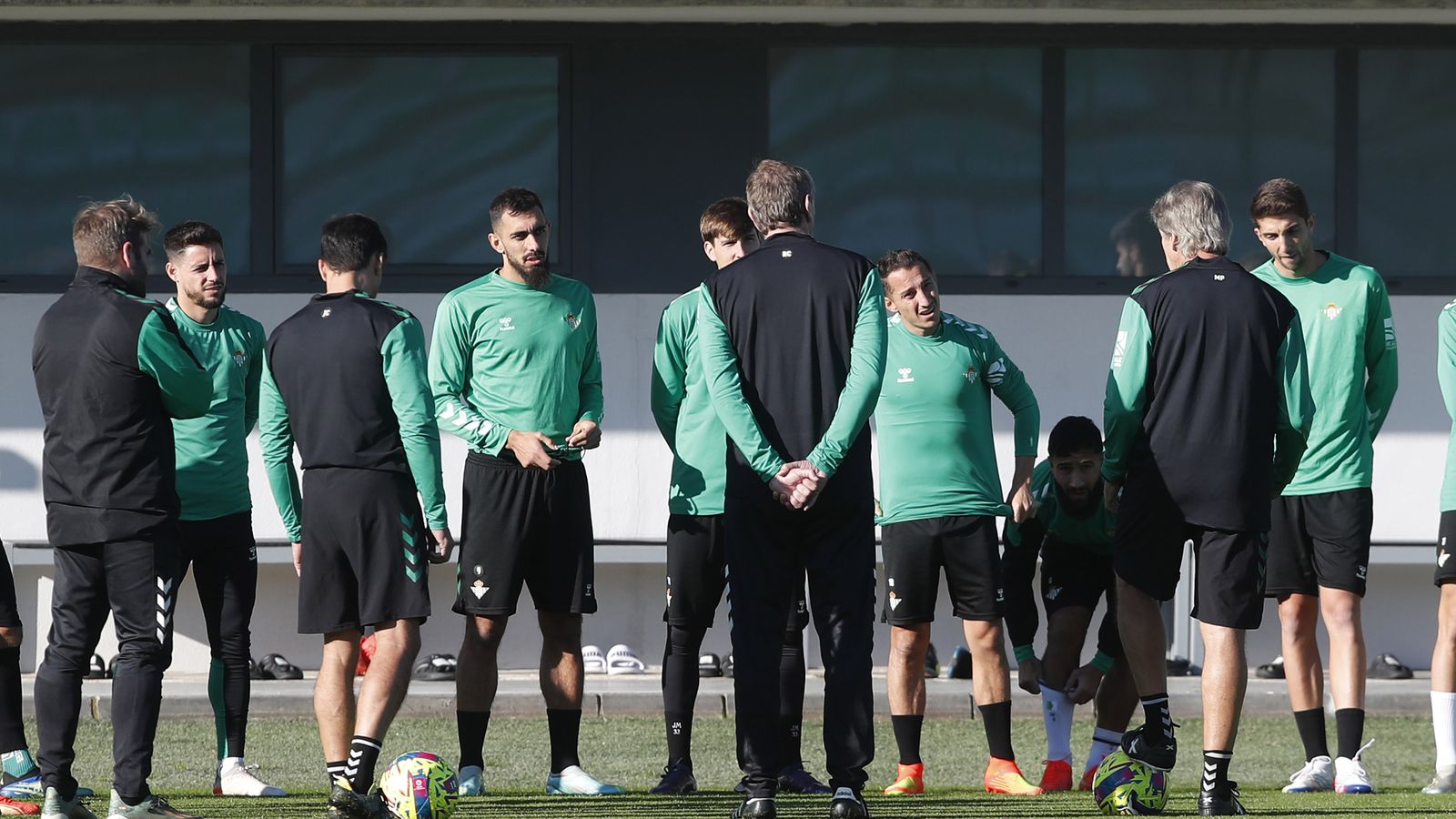 Pellegrini se dirige al grupo en en un entrenamiento.