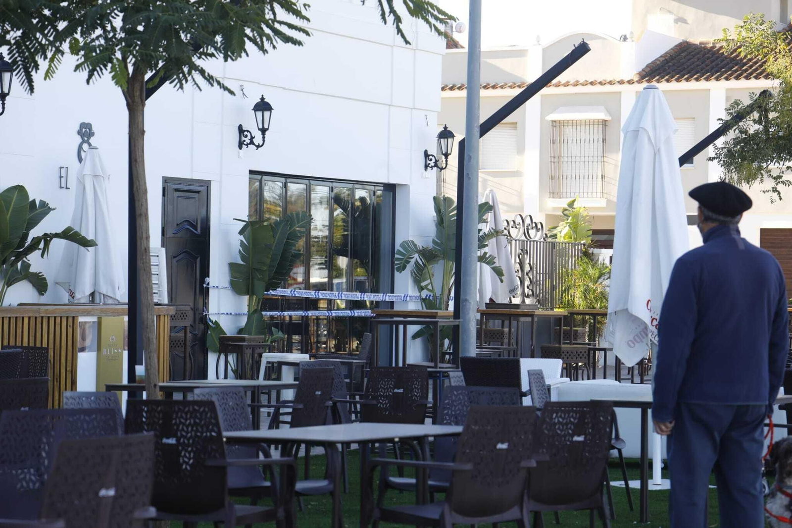 Una persona observa el pub de La Carlota donde se ha registrado el accidente.