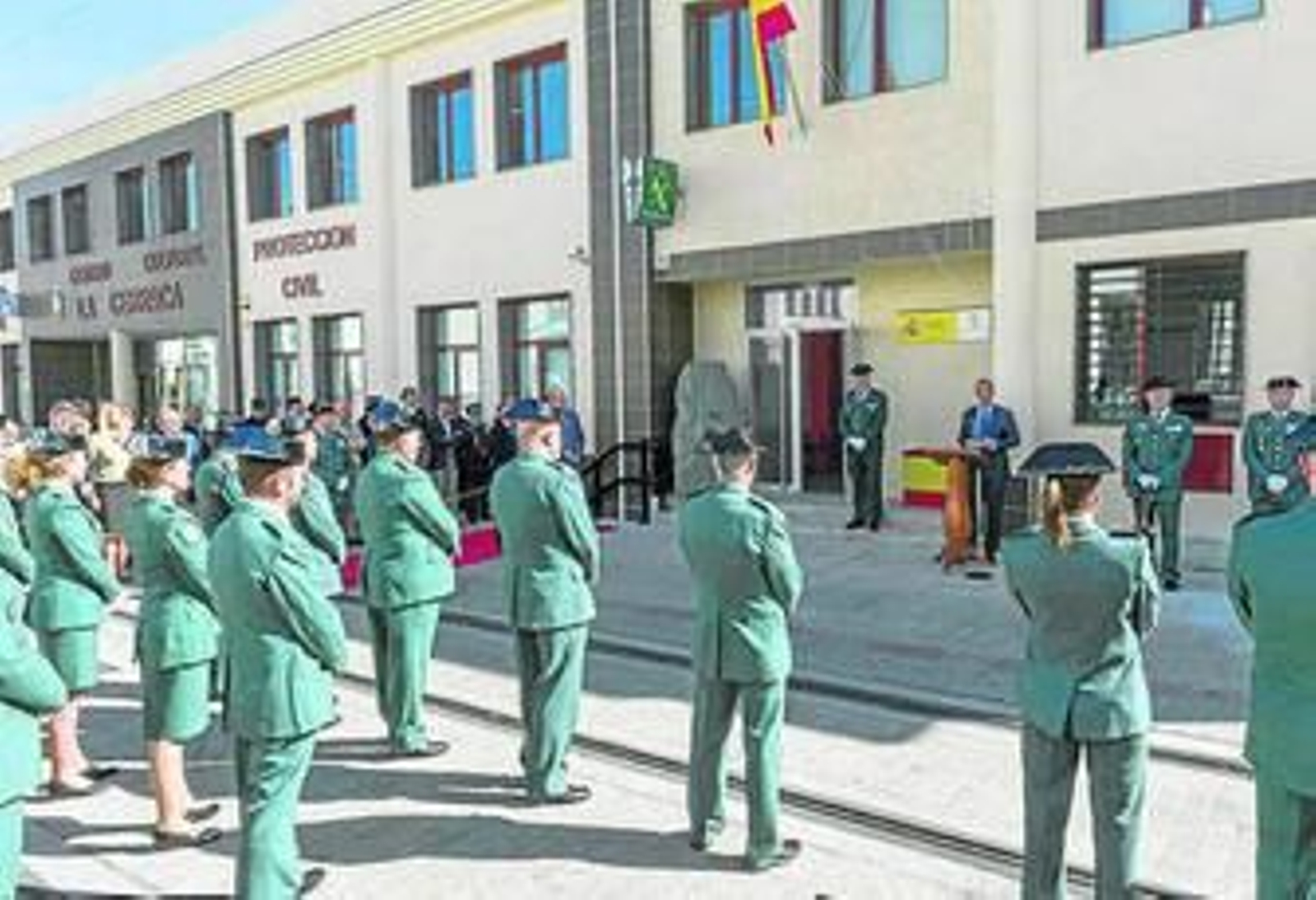 Efectivos de la Guardia Civil en la nueva casa-cuartel de Armilla.
