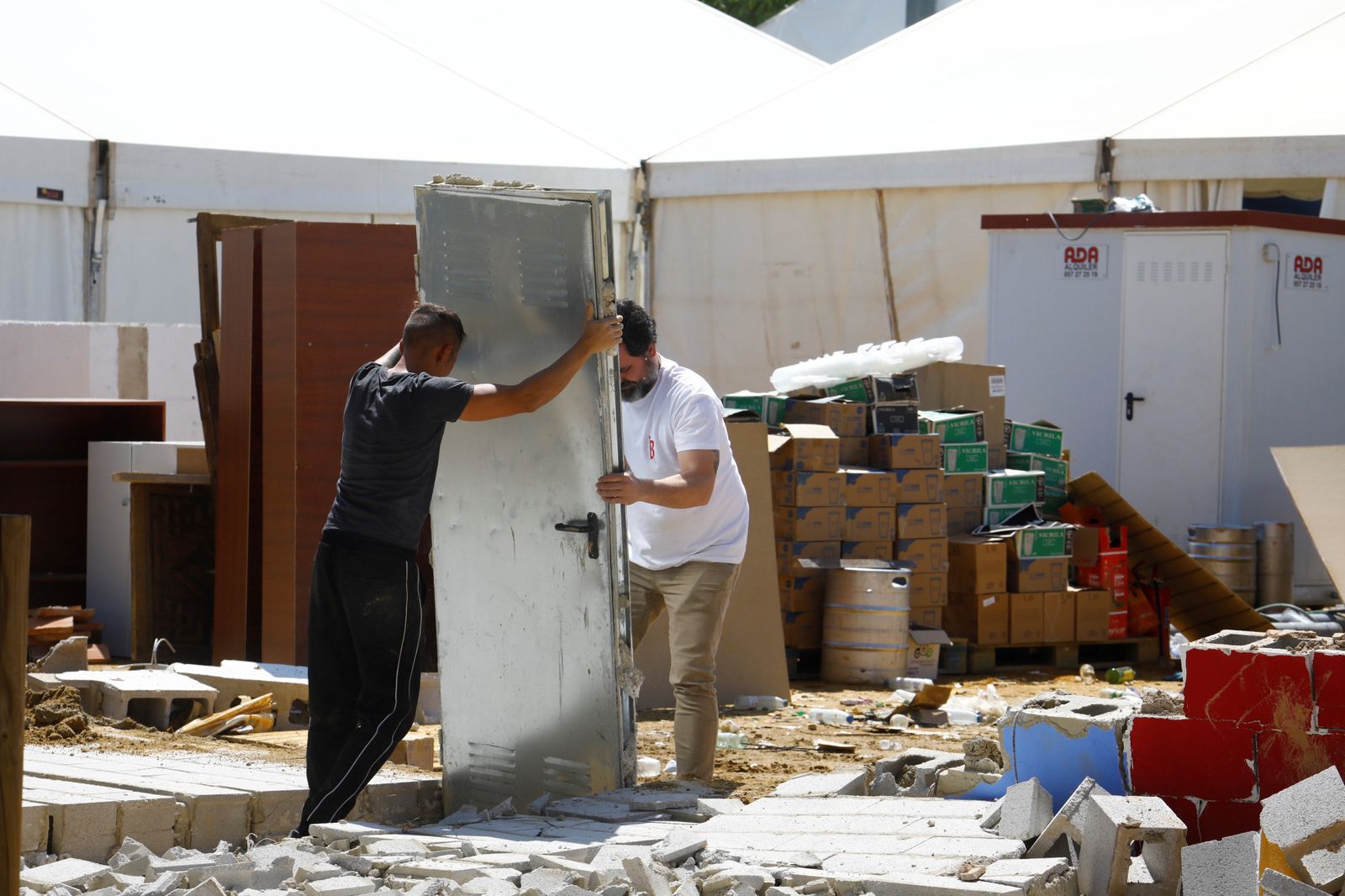 El desmontaje de las casetas y atracciones de la Feria de Córdoba, en imágenes