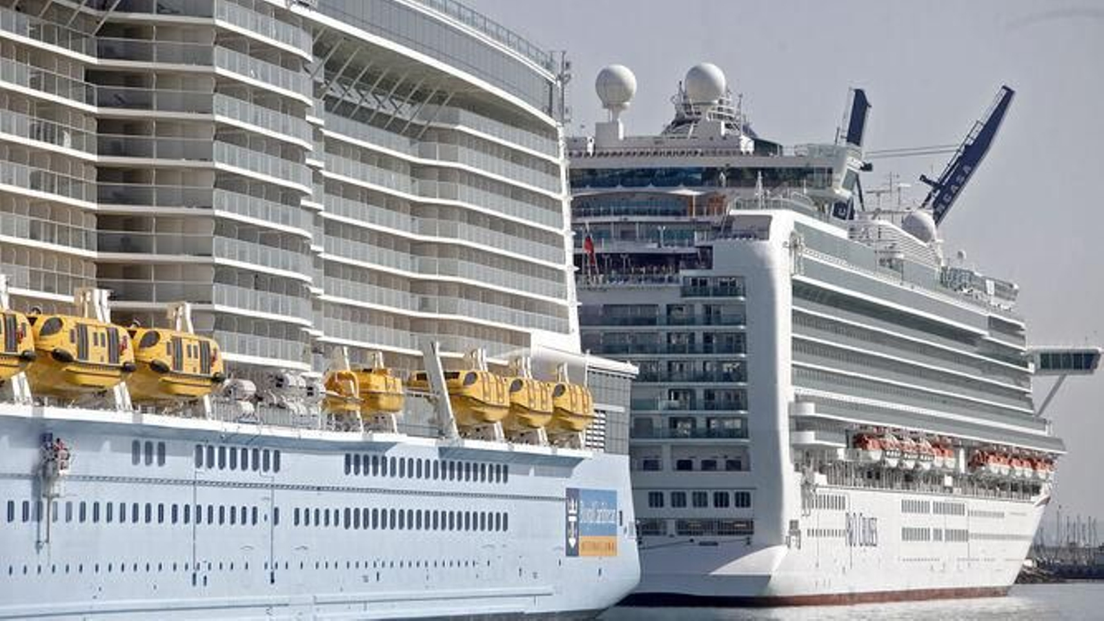 Dos cruceros atracados antes de la pandemia.