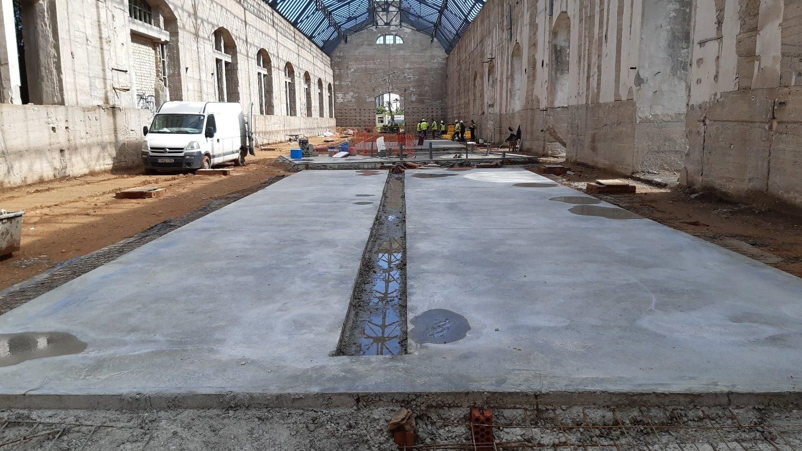 Hormigonado del suelo en la antigua nave de Renfe.