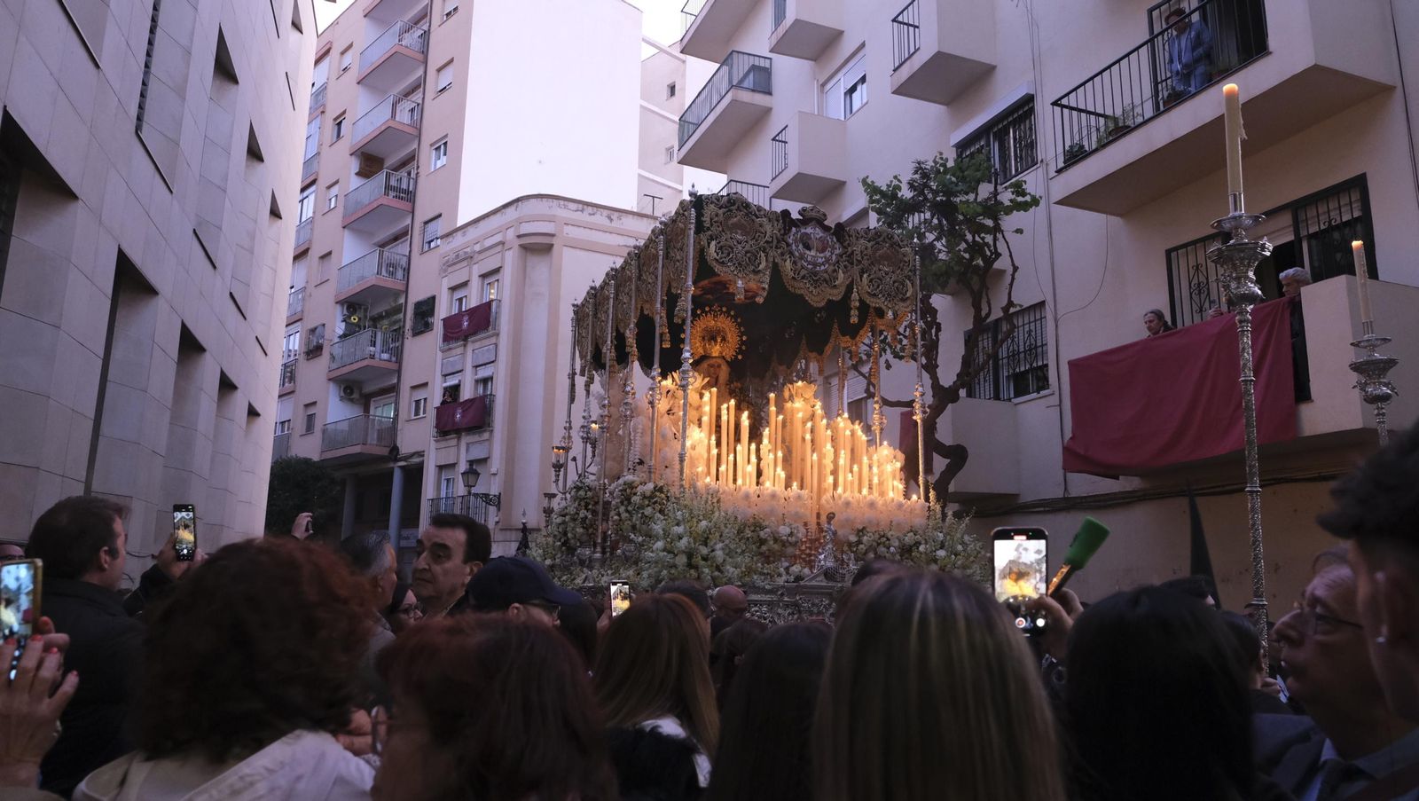Estudiantes en la Semana Santa de Almería 2025