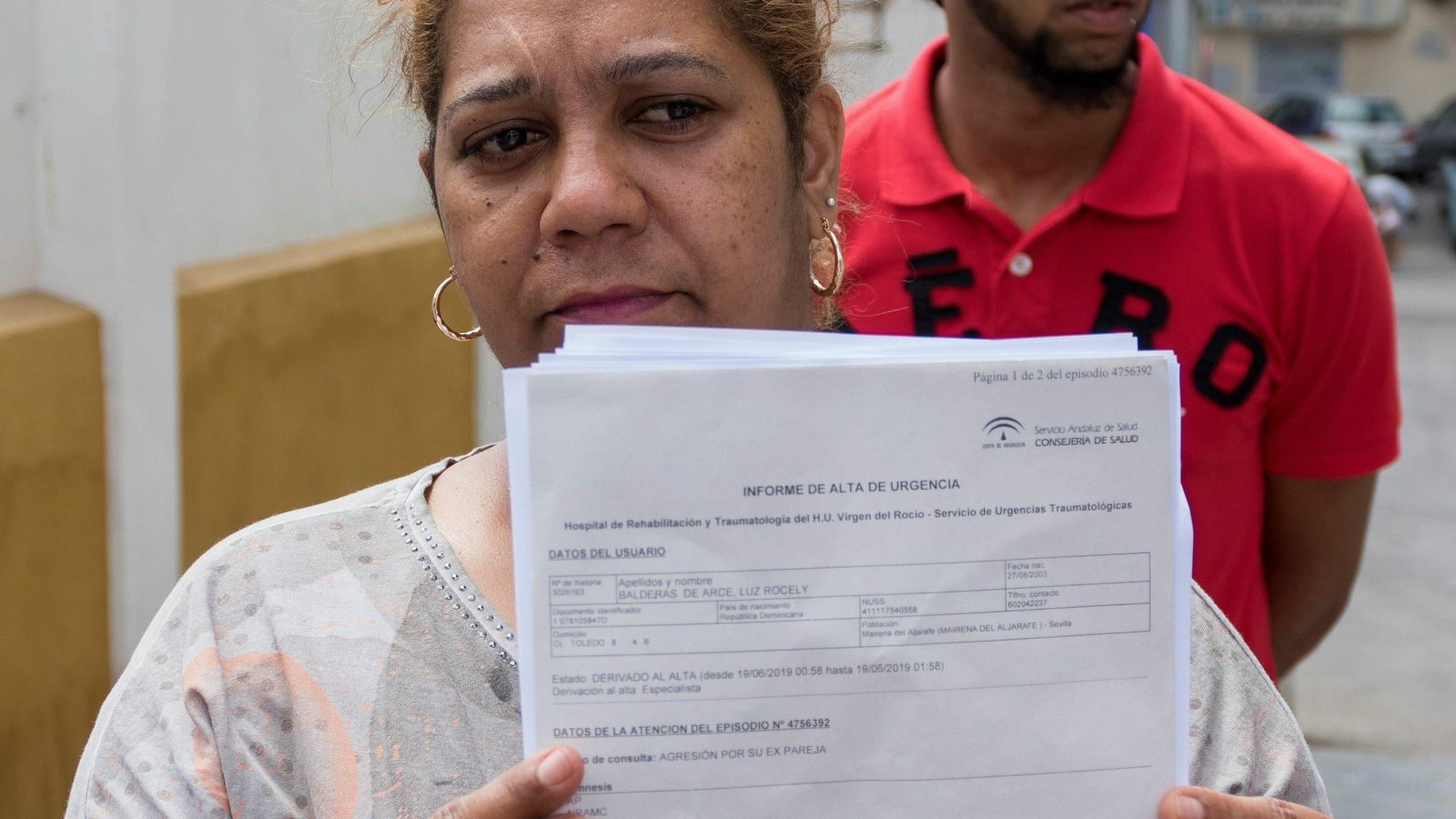 Araceli del Arce, madre de la menor de 15 años que fue agredida anoche por su exnovio de 20 años, enseña el parte de urgencias del hospital