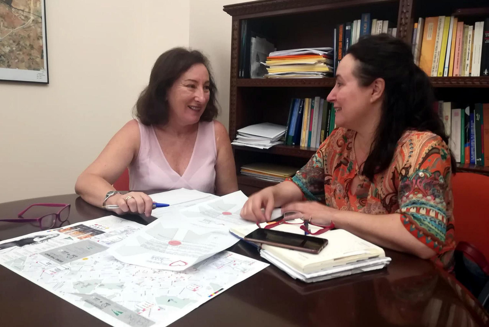 Nela García con la delegada Isabel Gallardo, en una pasada reunión.