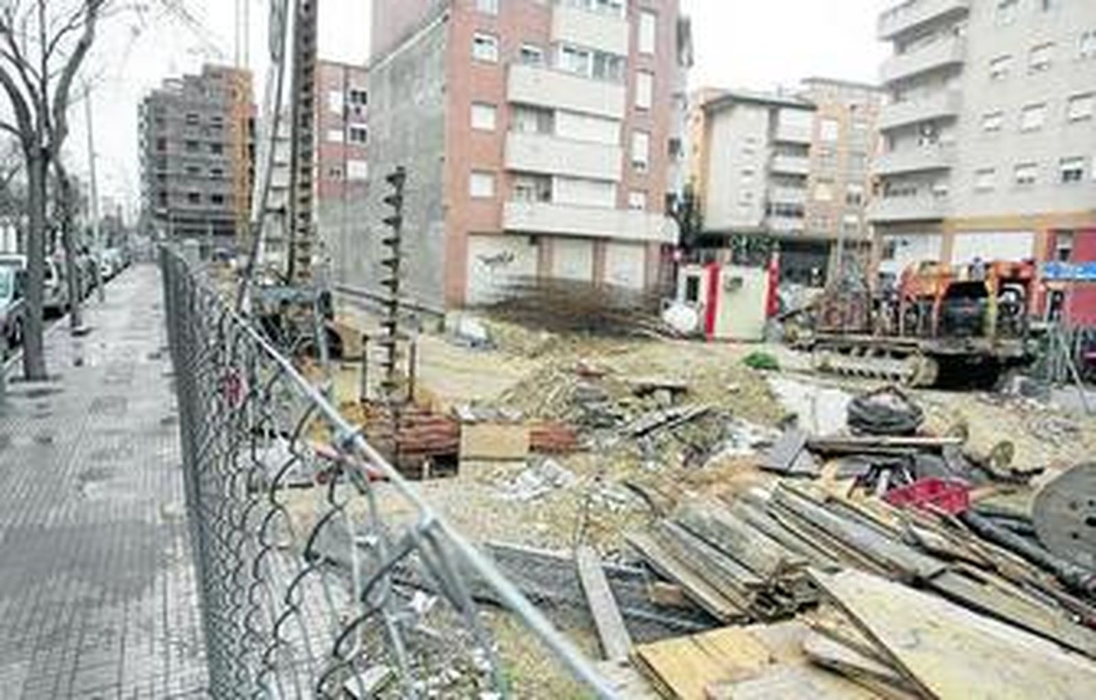 Las máquinas empezaron ayer a construir la barrena de pilotaje para la cimentación.