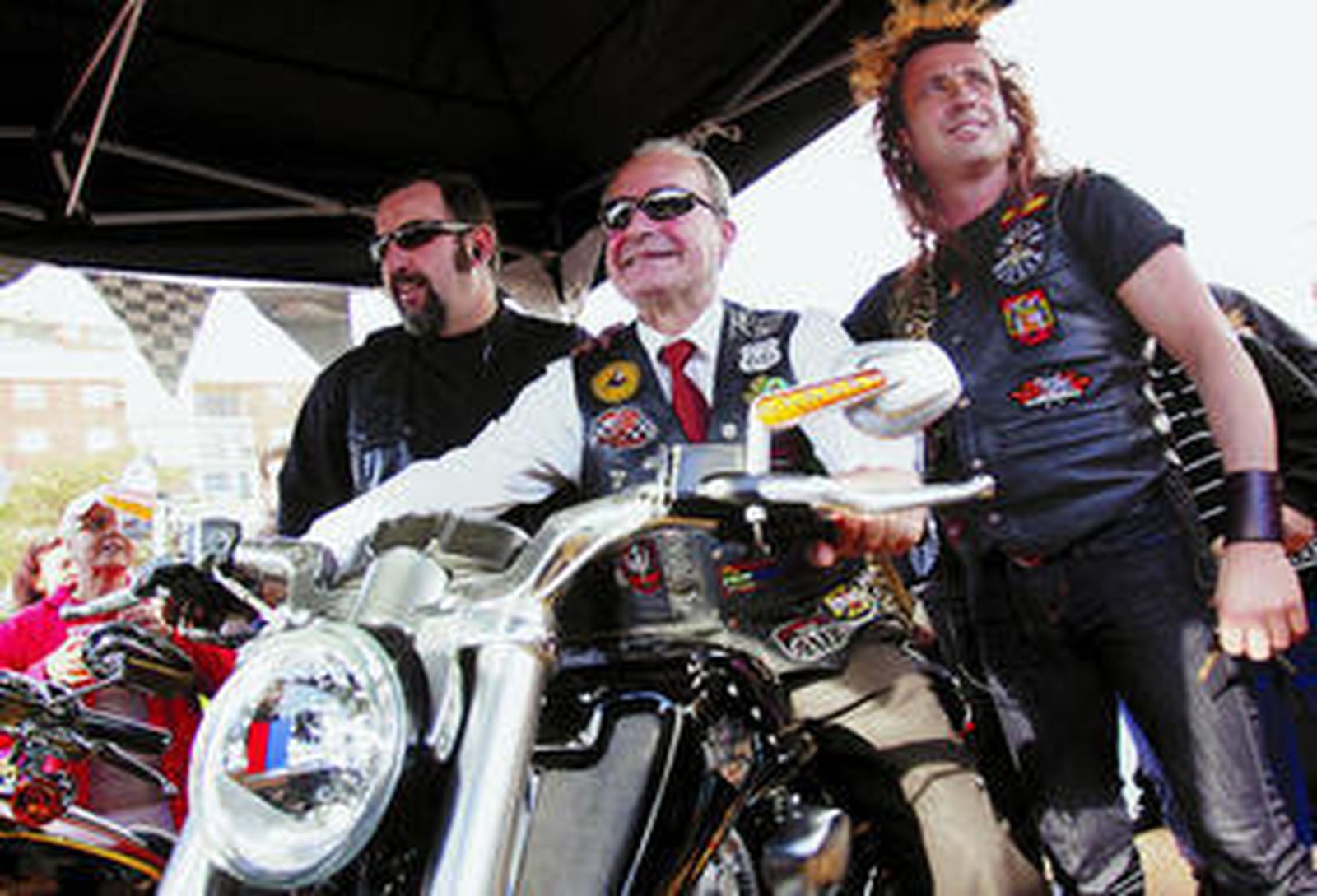 El alcalde, un motero solidario