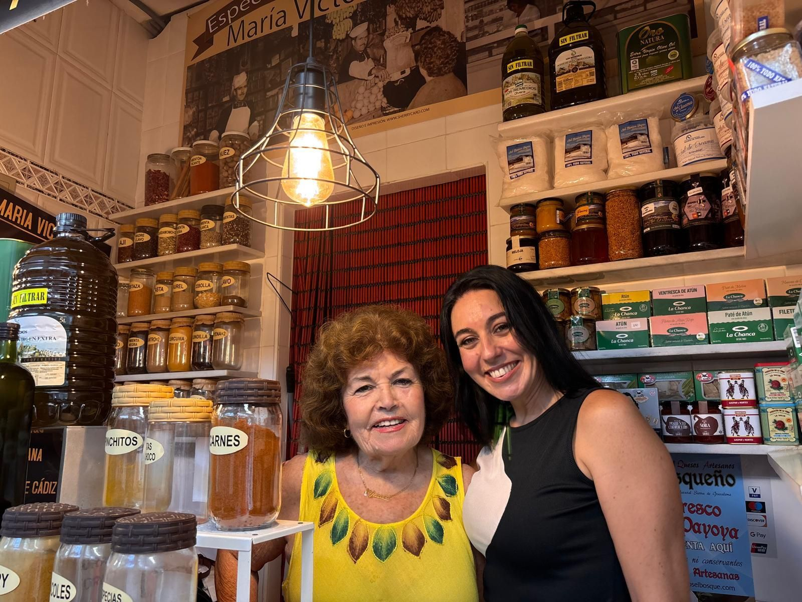 Las dos Mª Victorias, madre e hija, en el antiguo puesto que han regentado y que posiblemente mantengan en el mercado de La Concepción.