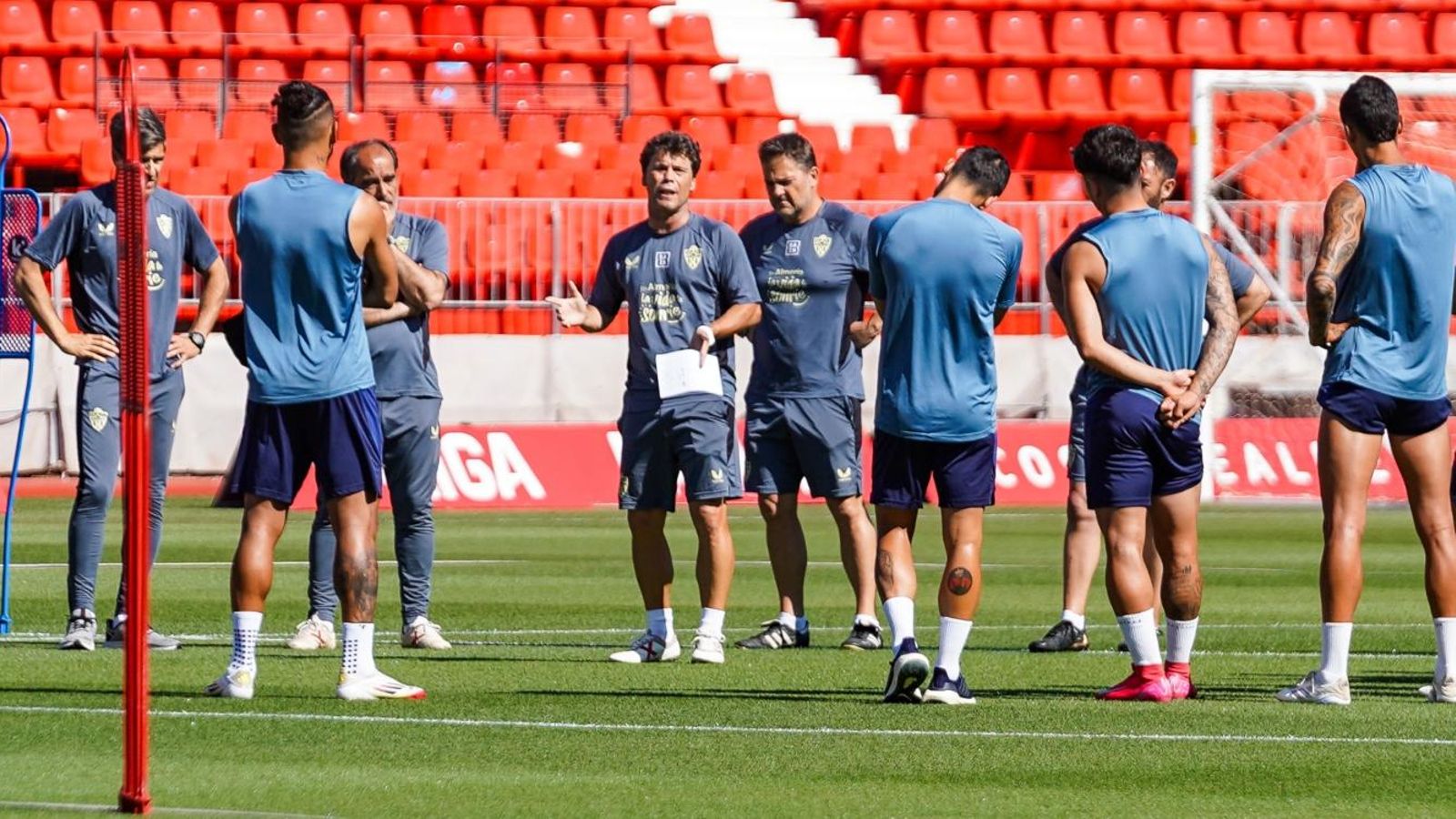 El técnico de Vilassar de Mar se dirige al grupo en el entrenamiento.