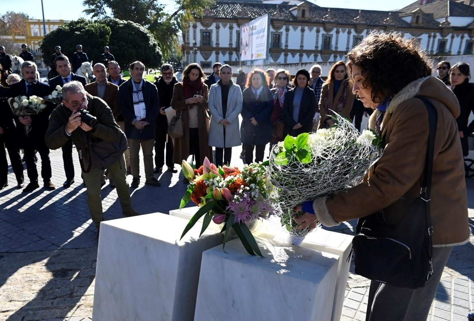Las imágenes de la ofrenda floral a María de los Ángeles García y María Soledad Muñoz, policías locales asesinadas en acto de servicio en 1996.