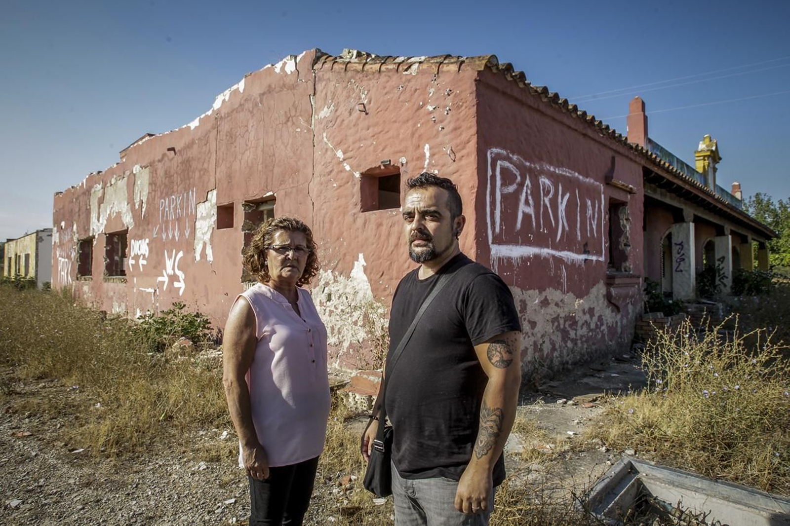 Isabel Postigo y su hijo Jairo, junto a la parte exterior de la finca, aún de su propiedad, hace solo unos días.