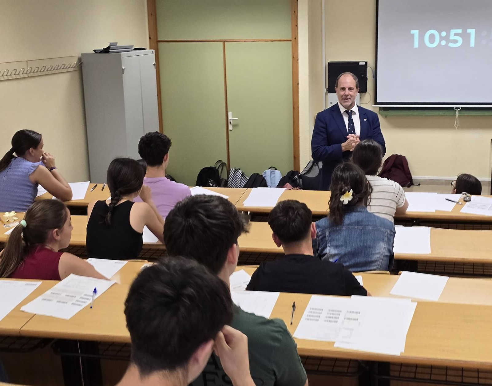 El rector saludó a algunos de los alumnos.