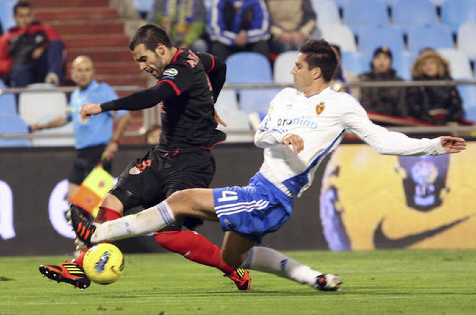 El Sevilla rompe su mala racha al vencer al Zaragoza fuera de casa (0-1). / EFE