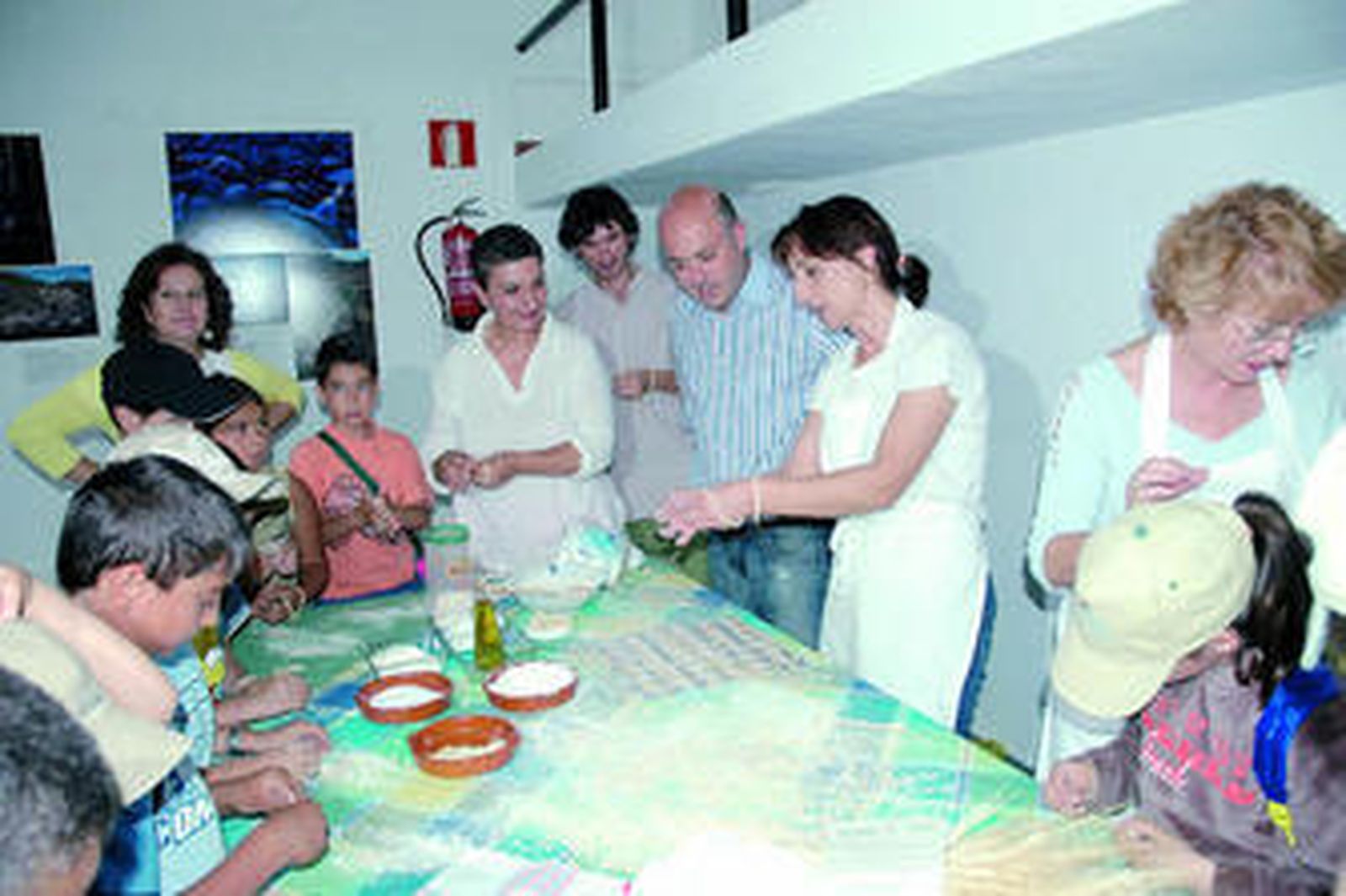 Un grupo de niños trabaja en los talleres organizados con motivo de la Tercera Semana Europea del Geoparque.