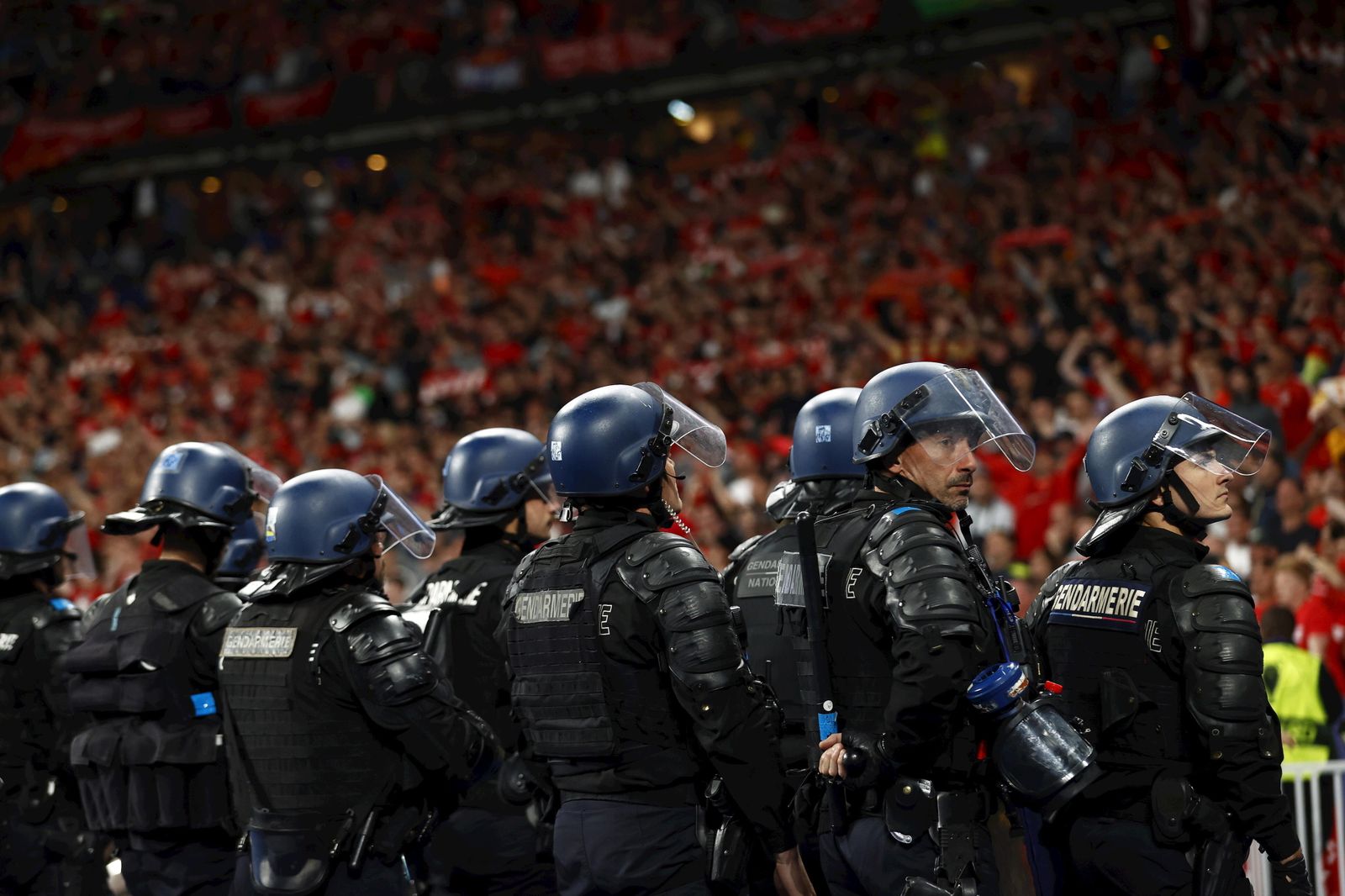 Policías, durante la final de la Champions en París.