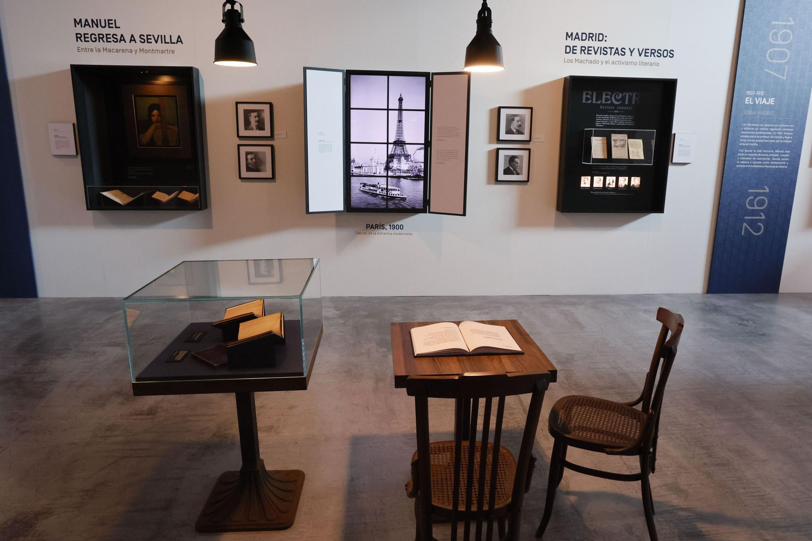 Las imágenes de la visita del Rey a la exposición de los Hermanos Machado en Sevilla