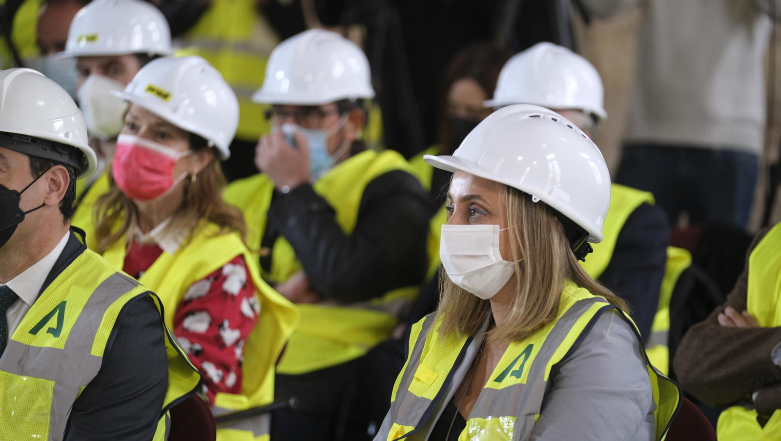 Fotogalería de la visita de Juanma Moreno a las obras del Ayuntamiento de Almería.
