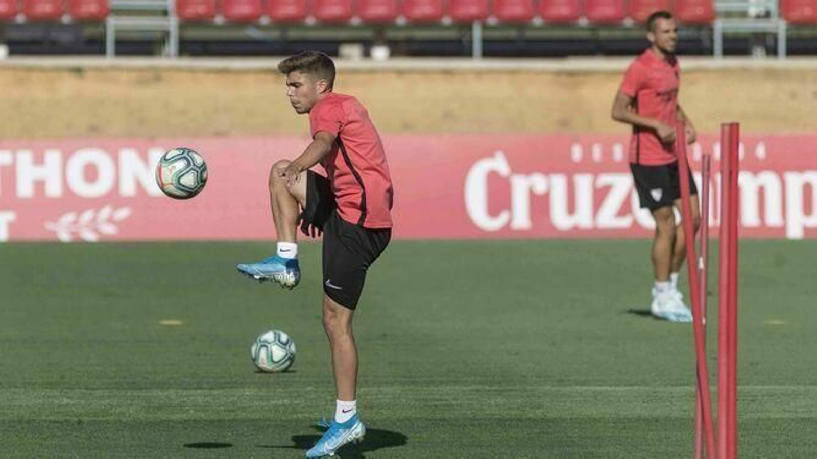 Pozo devuelve un balón en un entrenamiento.