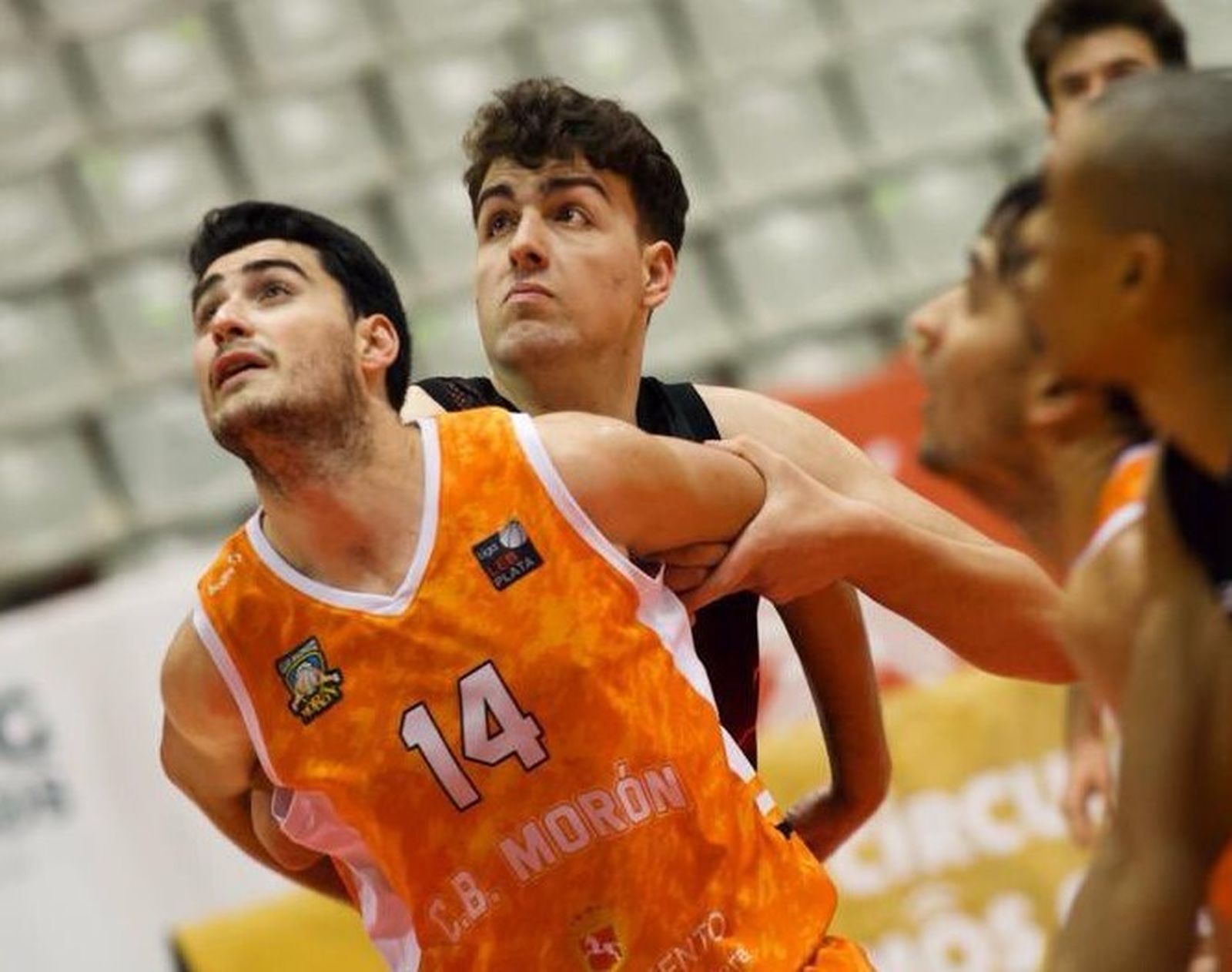 Alejandro Rodríguez trata de cerrar un rebote.