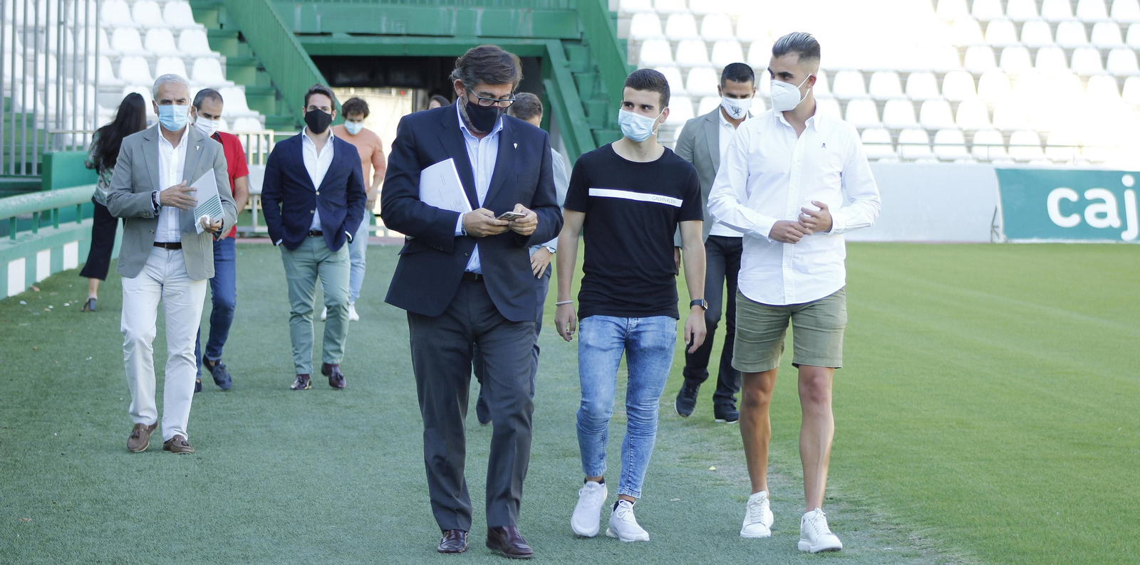 El consejero delegado del club, Javier González Calvo, junto a Alberto Salido y Alain Oyarzun en El Arcángel.