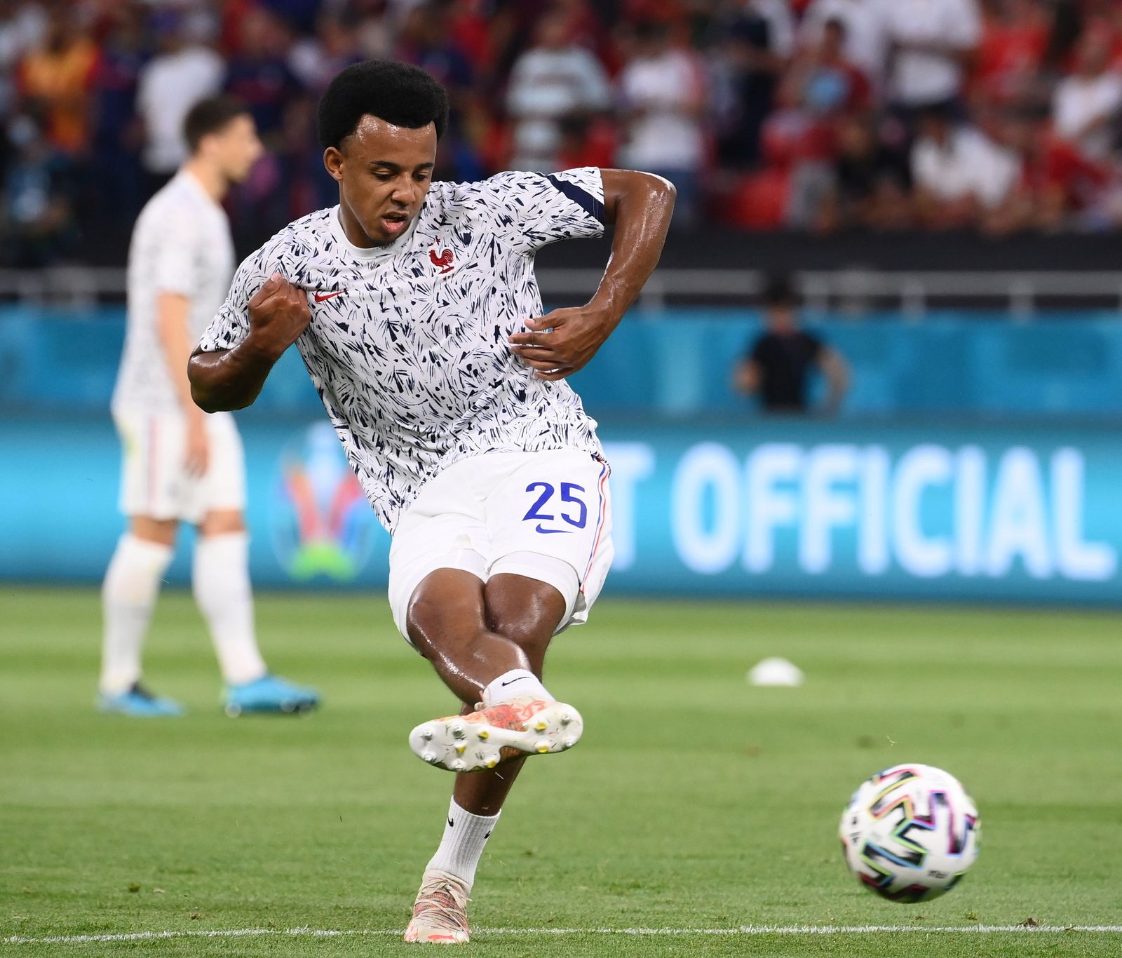 Koundé, durante el calentamiento previo al Francia-Portugal.