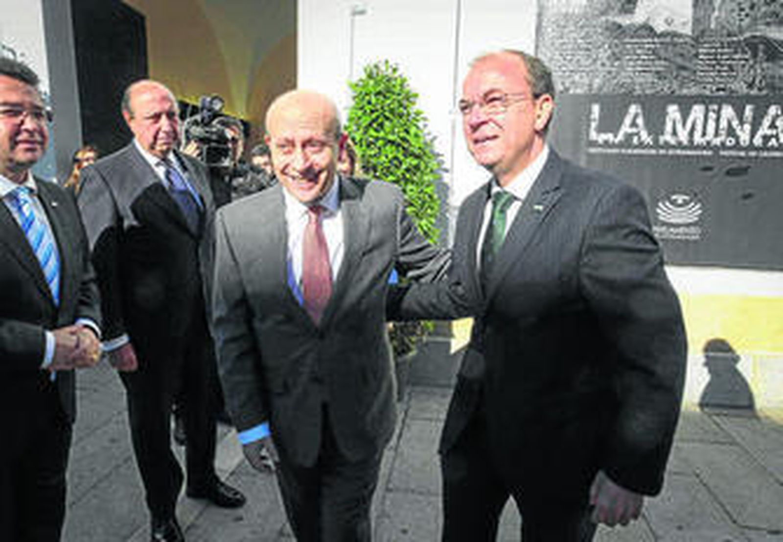 El presidente de Extremadura, José Antonio Monago (der.), recibe al ministro de Cultura en Mérida.