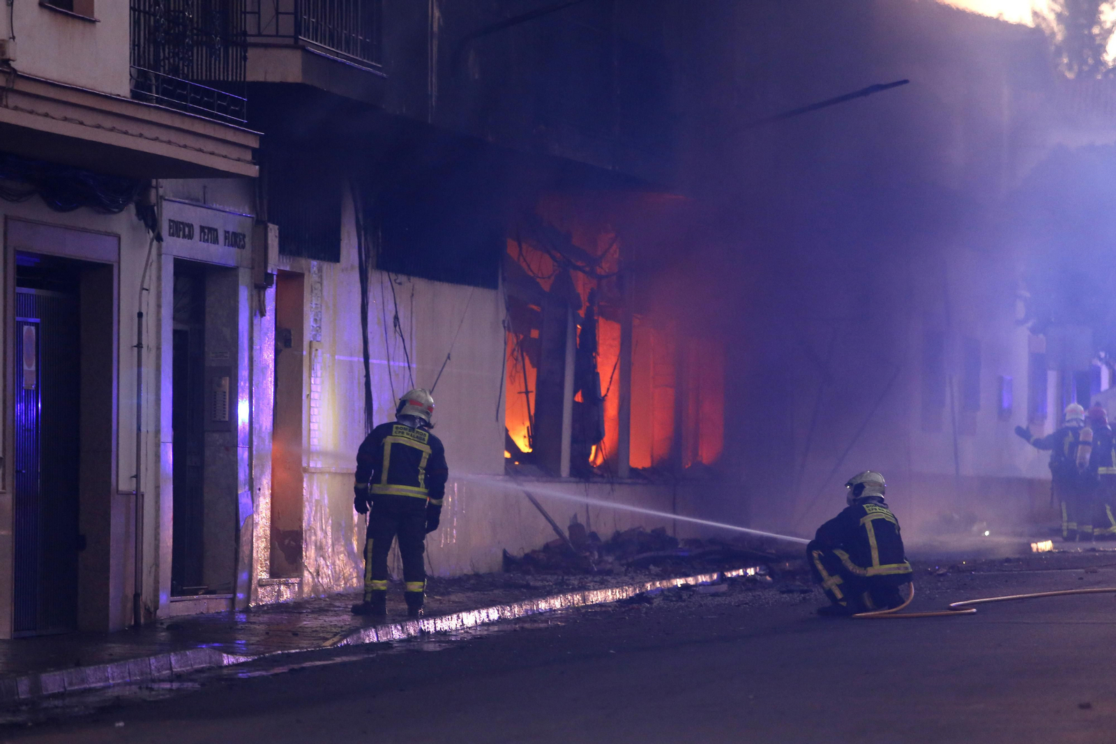 Incendio de un edificio de 18 viviendas en Ronda, en fotos