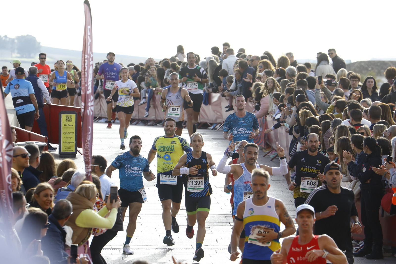 La gloria de cruzar la Puerta del Puente: las fotos de la línea de meta de la Media Maratón de Córdoba 2024