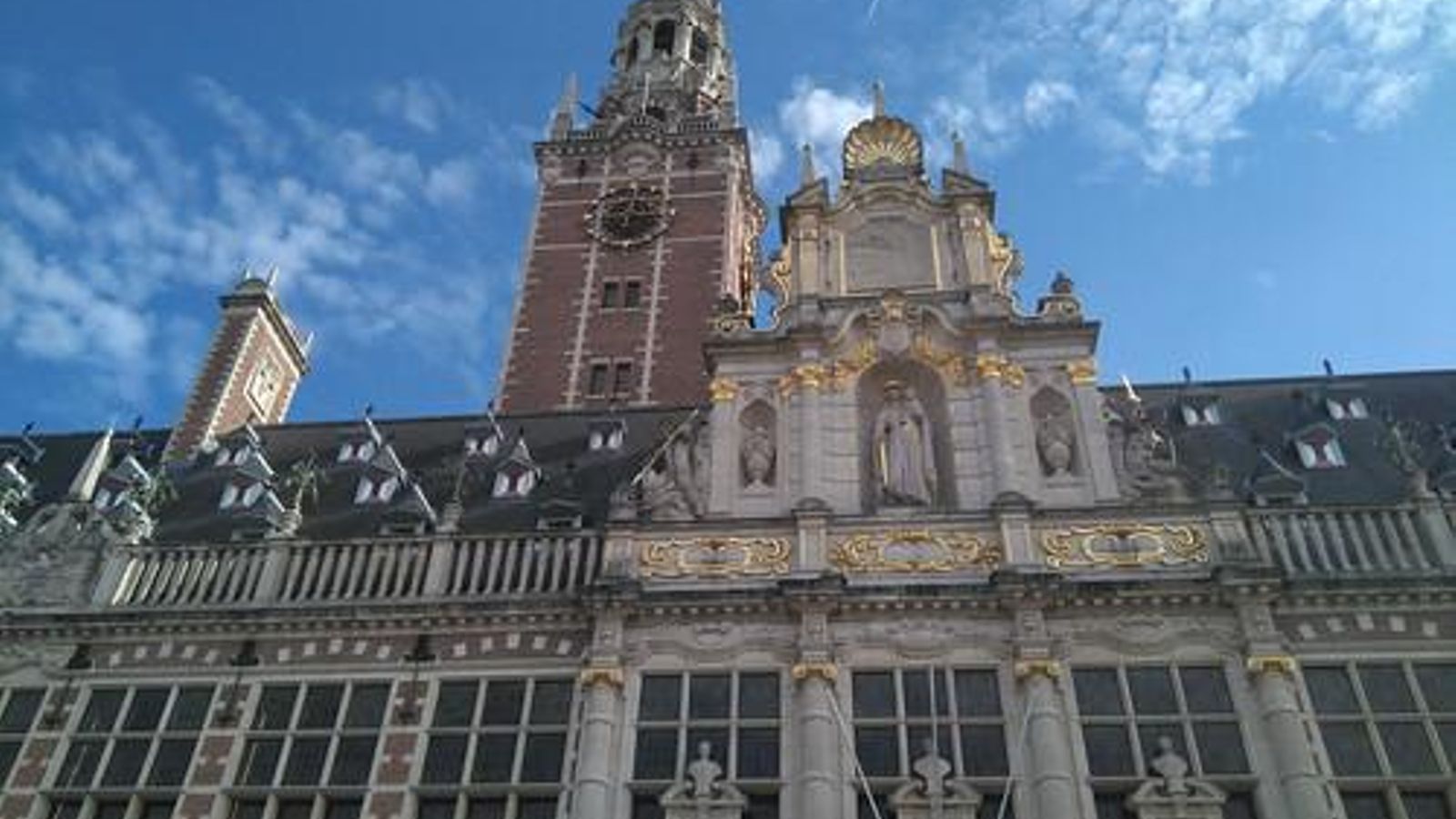 Torre de la biblioteca de la universidad en Ladeuzeplein en Lovaina , Bélgica
