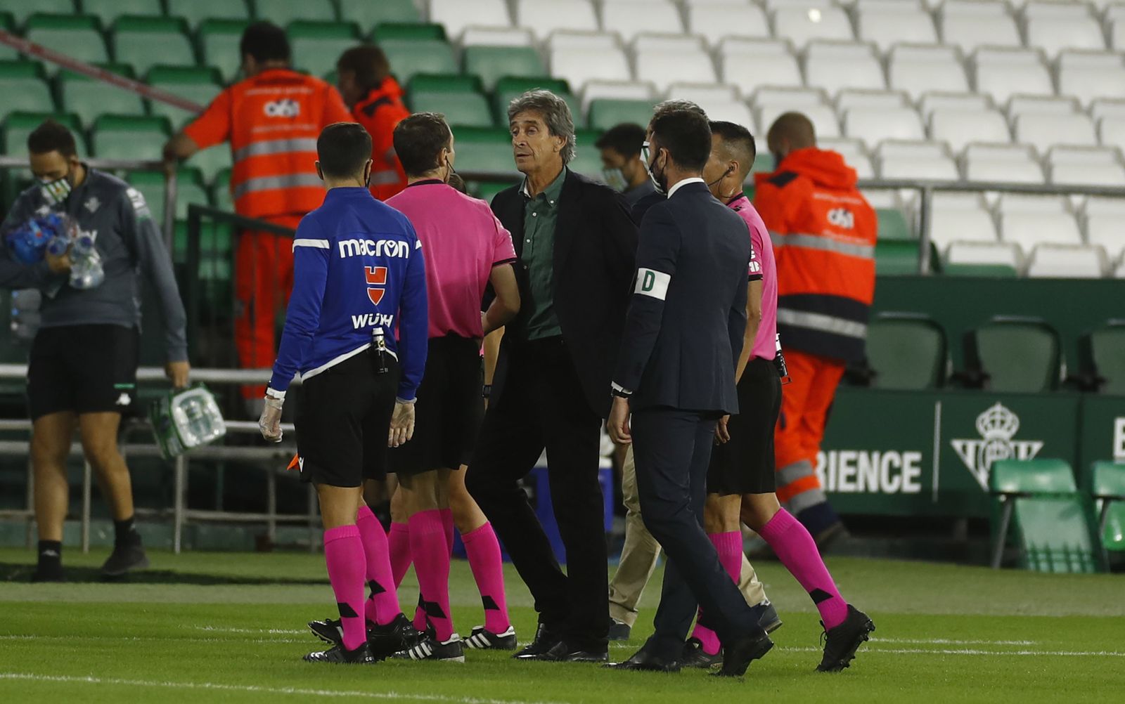 Pellegrini se dirige al árbitro del encuentro al final del mismo para hacerle una reclamación.