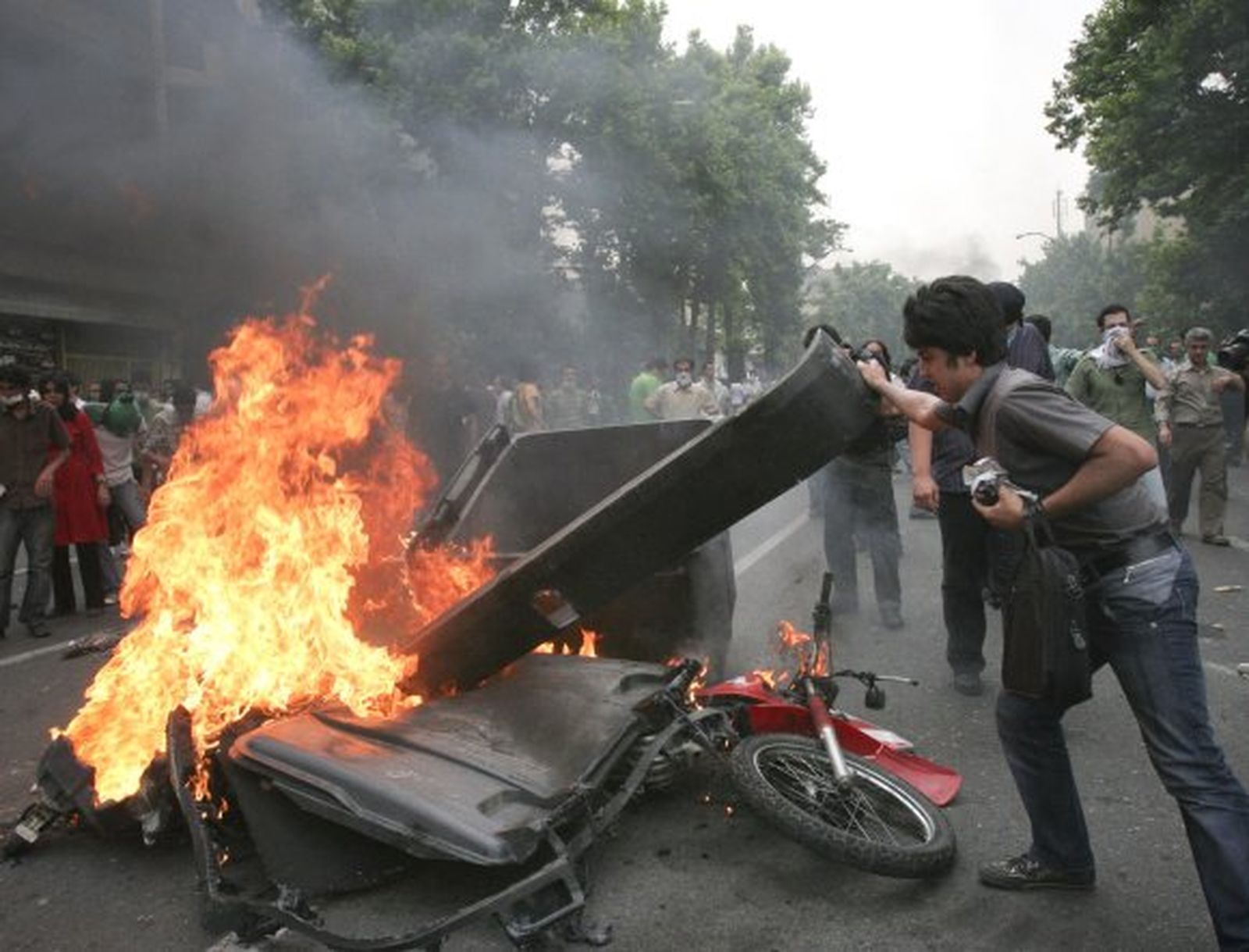 La tensión estalla en Irán tras conocerse la victoria de Ahmadineyad
