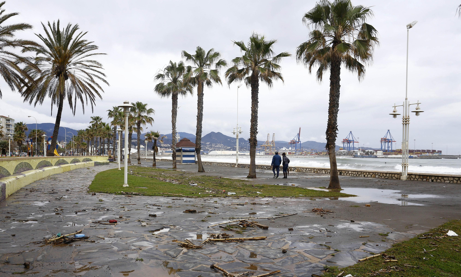 Las fotos de los efectos del temporal en las playas y paseos marítimos de Málaga