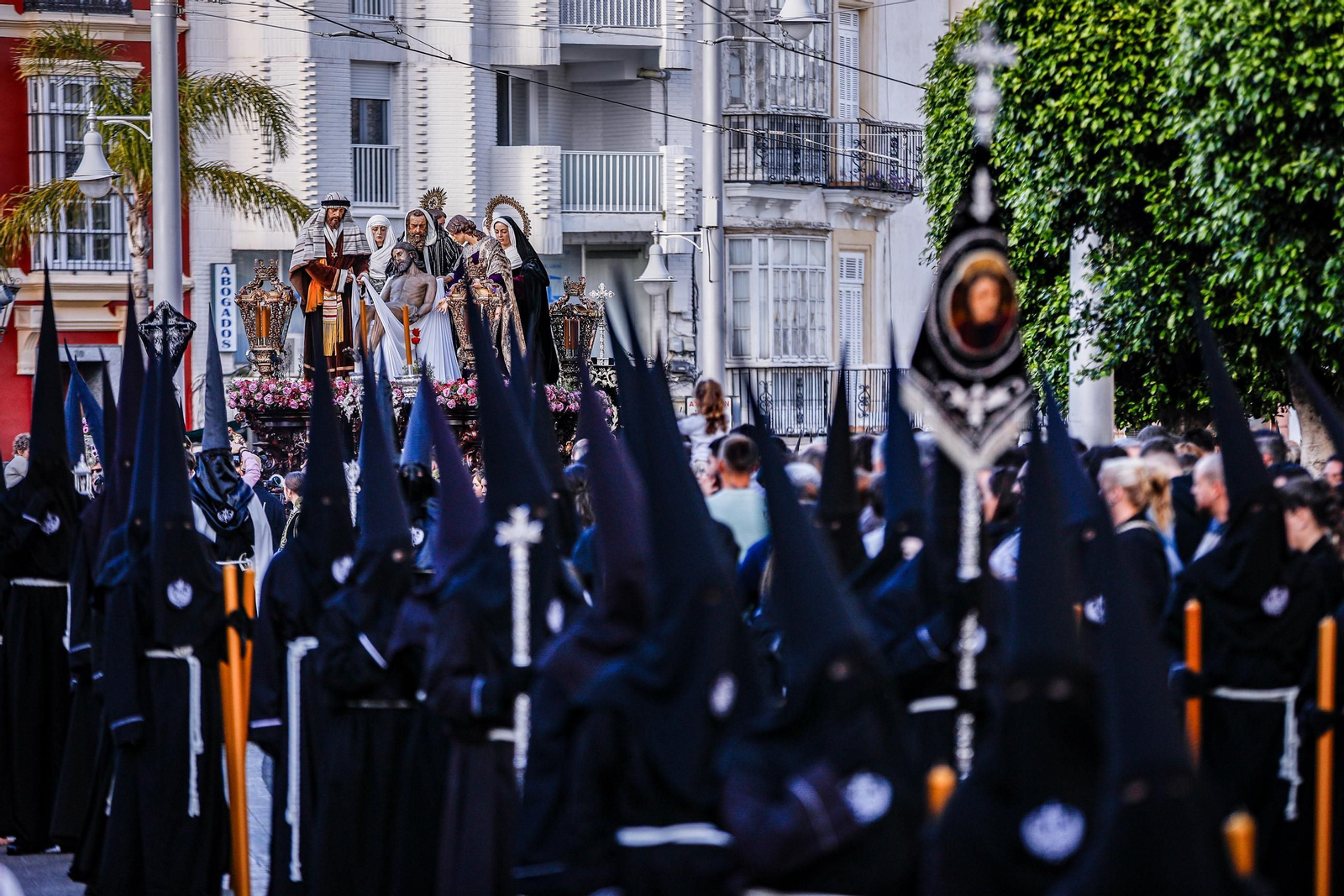 Imágenes de la salida de la Soledad en la Semana Santa de San Fernando 2025