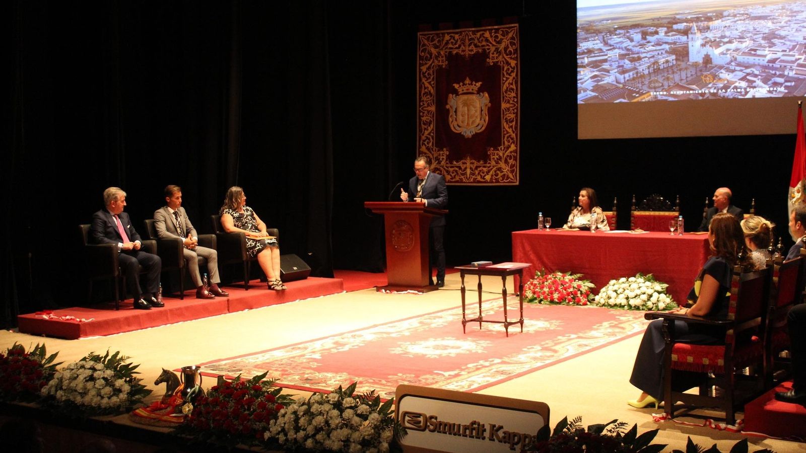 Intervención del alcalde durante el acto de entrega de las medallas.