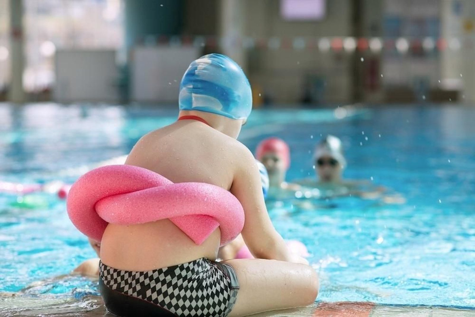 Un niño excedido de peso en una piscina. Un niño excedido de peso en una piscina.