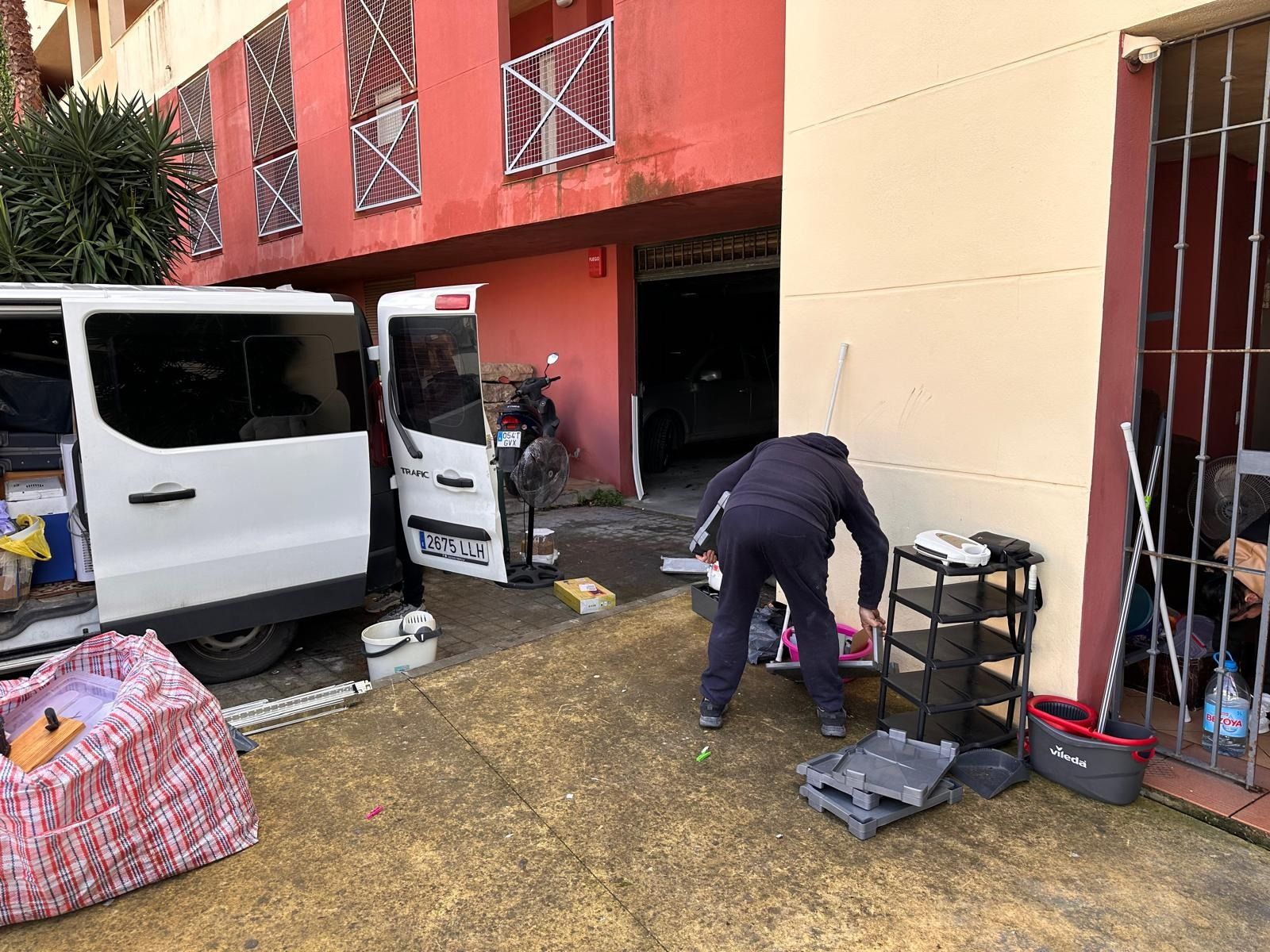 Un vecino deslaoja su vivienda.