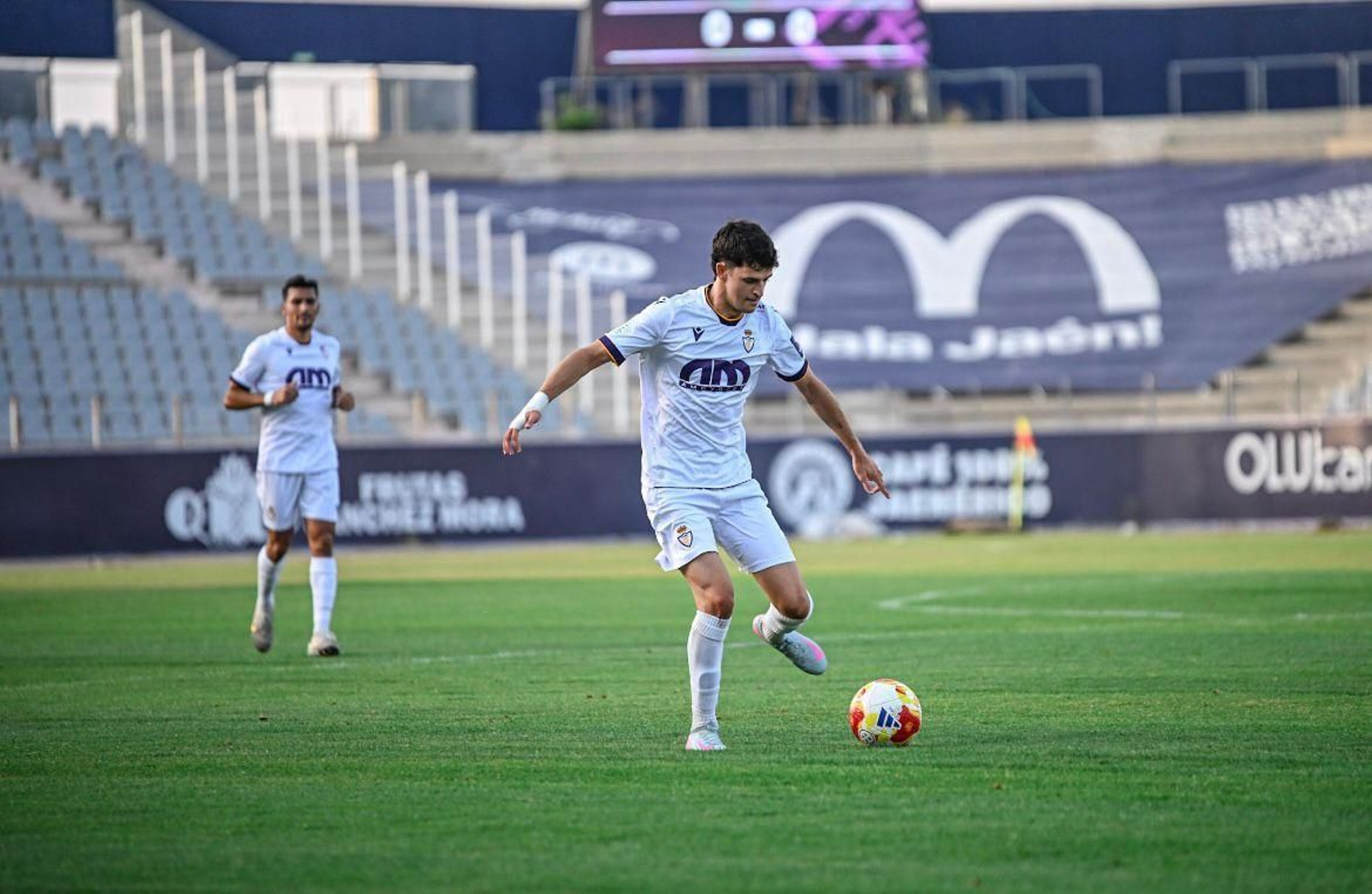 Manu López, en uno de los duelos de pretemporada.
