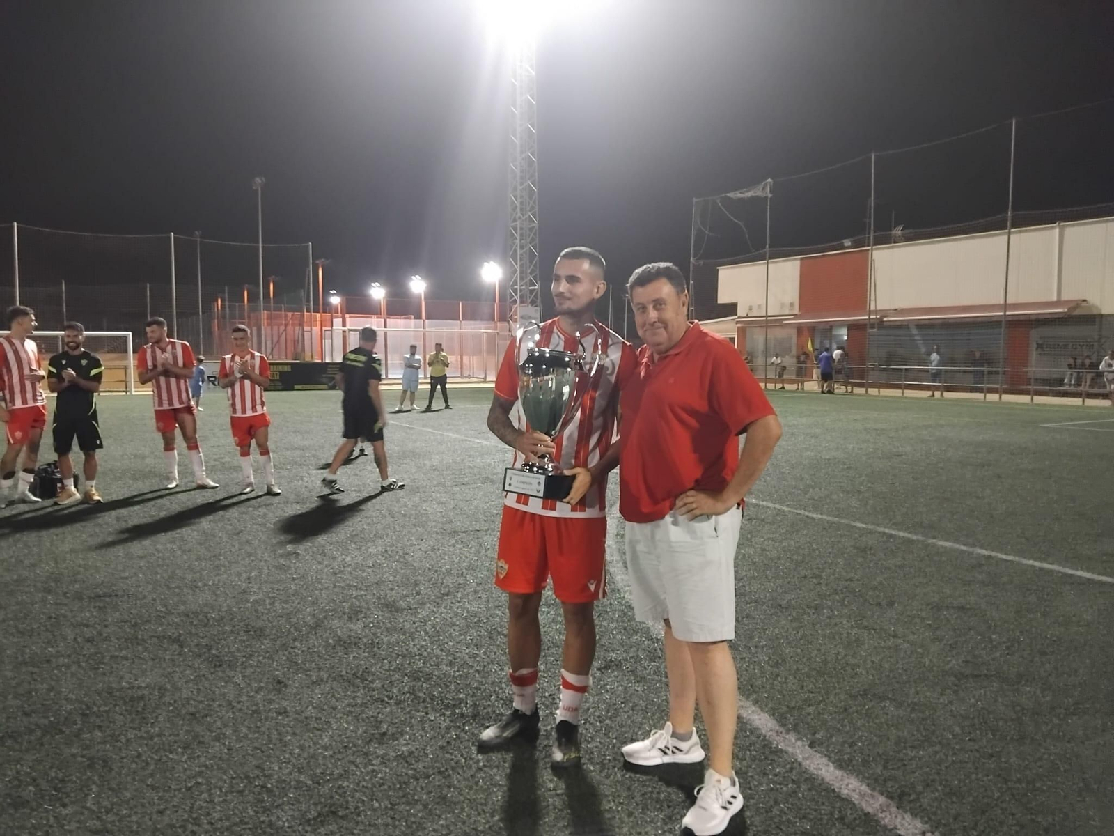 Josema, quien ejerció de capitán en el Almería B en la final, recoge el trofeo de campeón durante la entrega de premios.