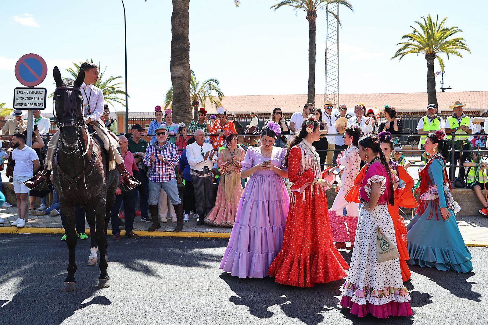 Imágenes de la Hermandad del Rocío de Punta Umbría a su paso por Huelva