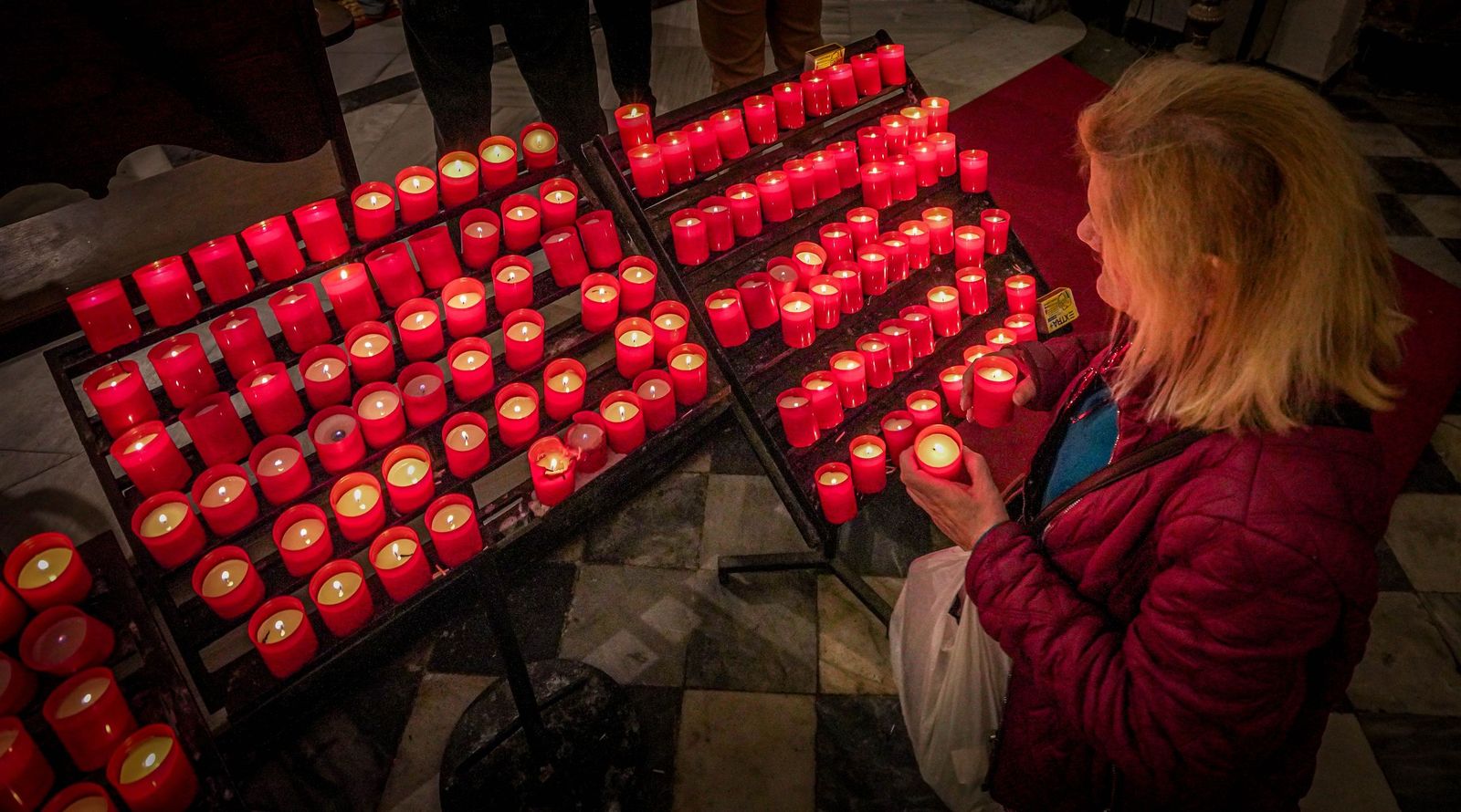 Imágenes del primer viernes de marzo de tradicionales besapiés y besamanos