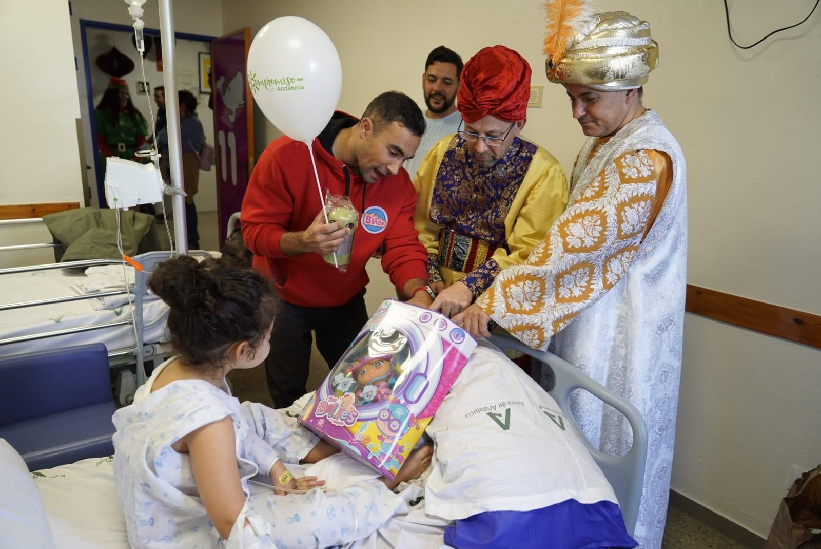 Una niña recibe un regalo del cartero de La Banda.