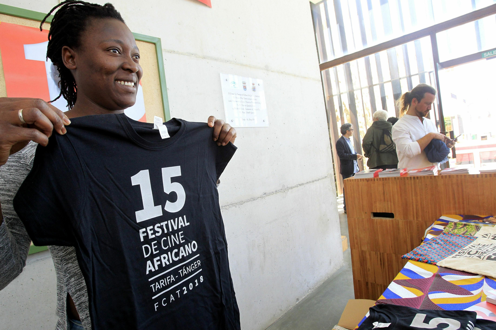 Una joven muestra una camiseta conmemorativa de la edición de 2018.