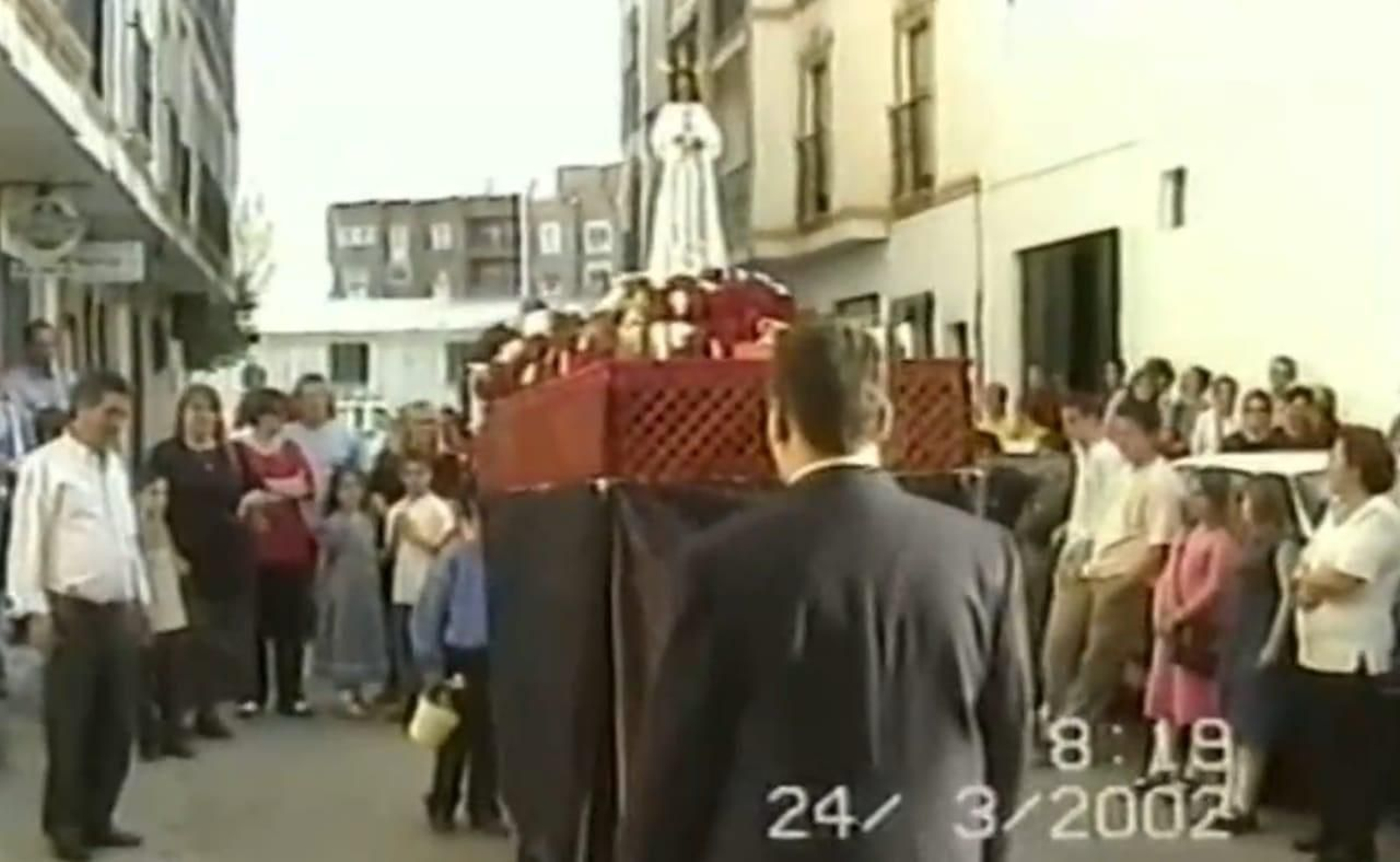 Primera salida procesional de los niños, aún sin haberse constituido la Hermandad, el Domingo de Ramos de 2002.