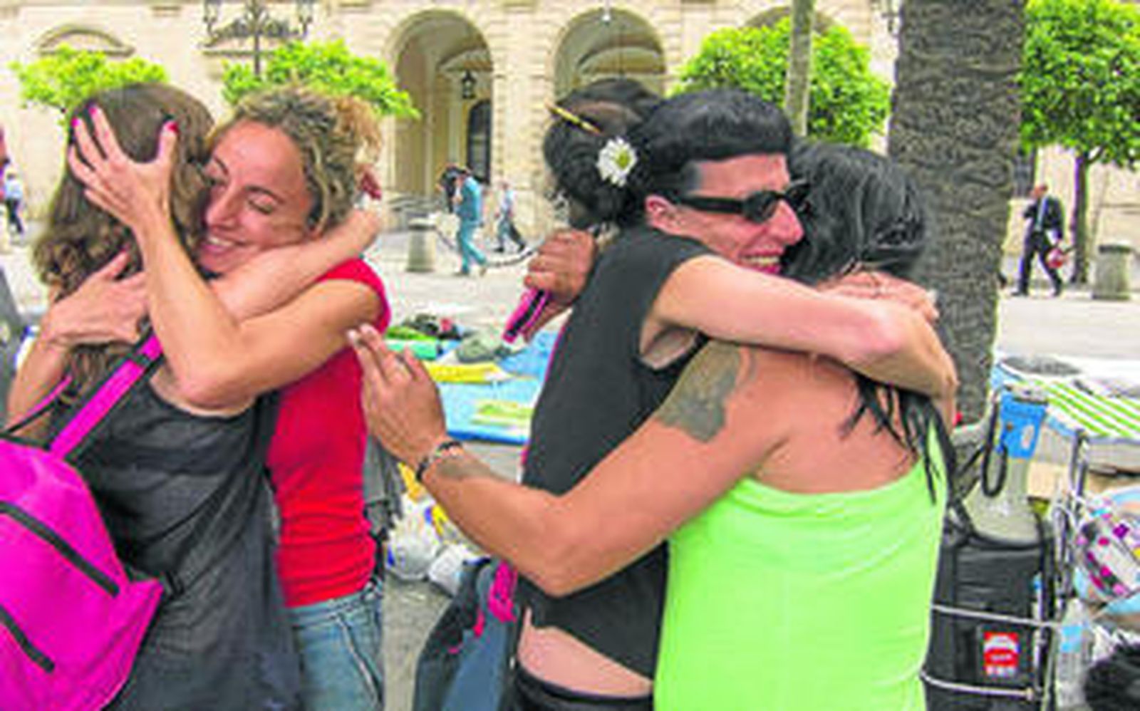 Los ocupantes de la Corrala Utopía el día en que recibieron de la Junta las llaves para los pisos de realojo.