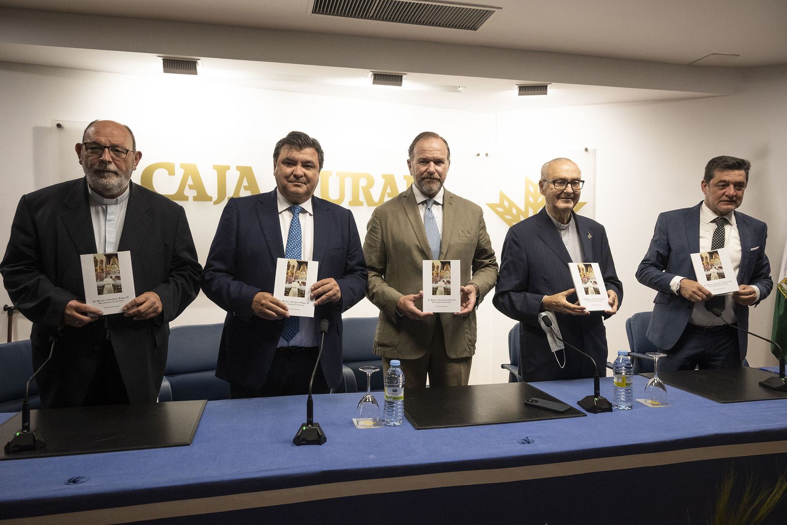 Foto de familia de la presentación del libro.