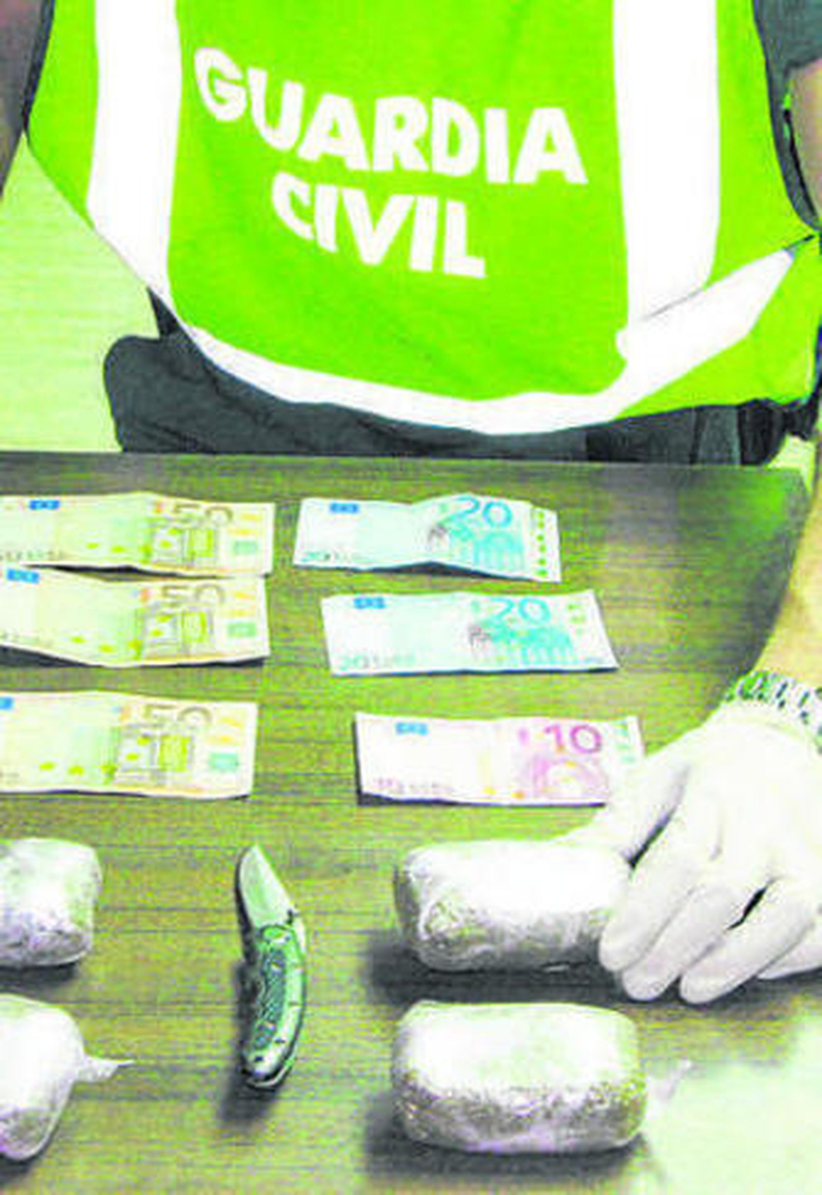 Hachís incautado por los agentes.